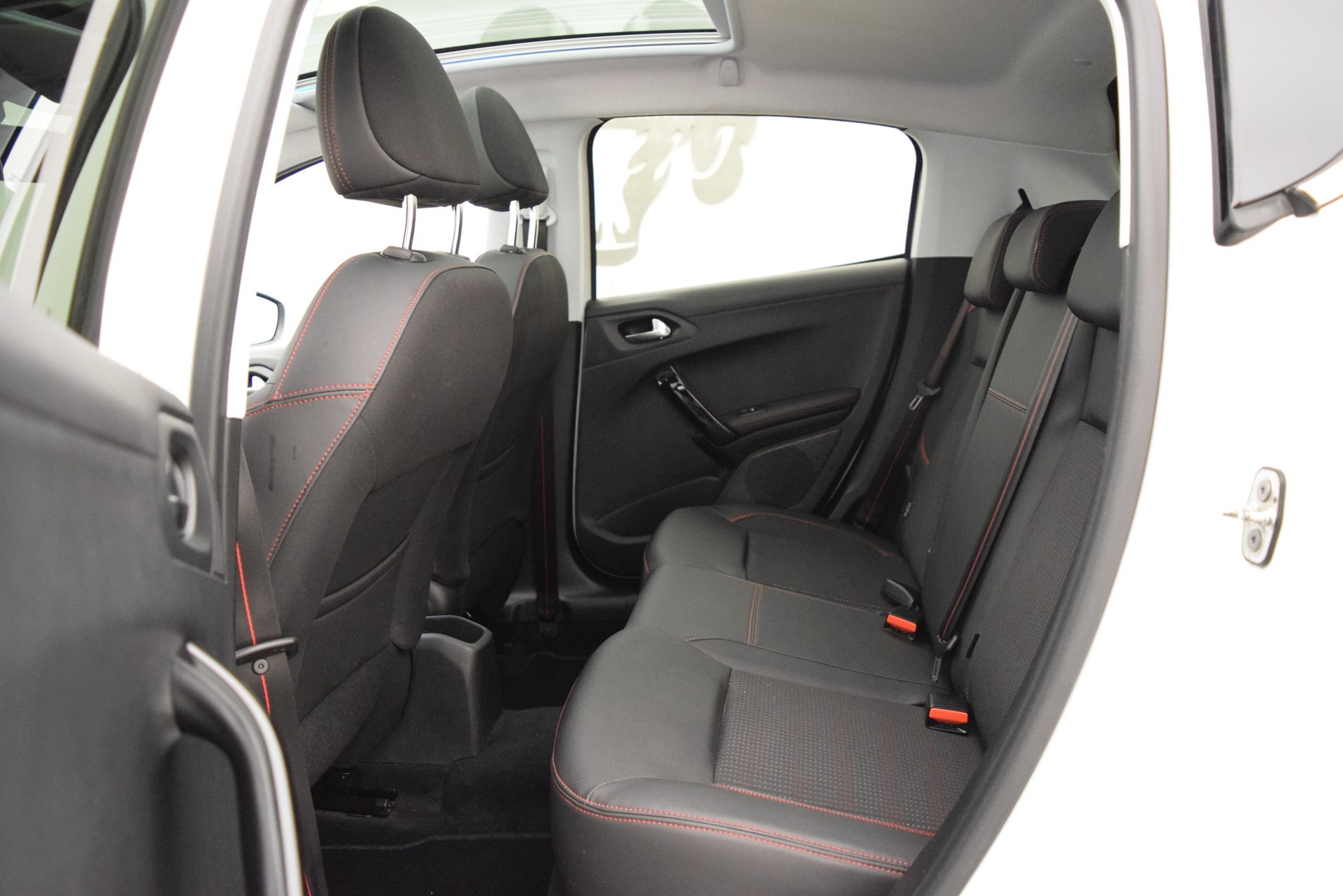 PEUGEOT 208 1.2e STT Pure Tech GT Line-image-10