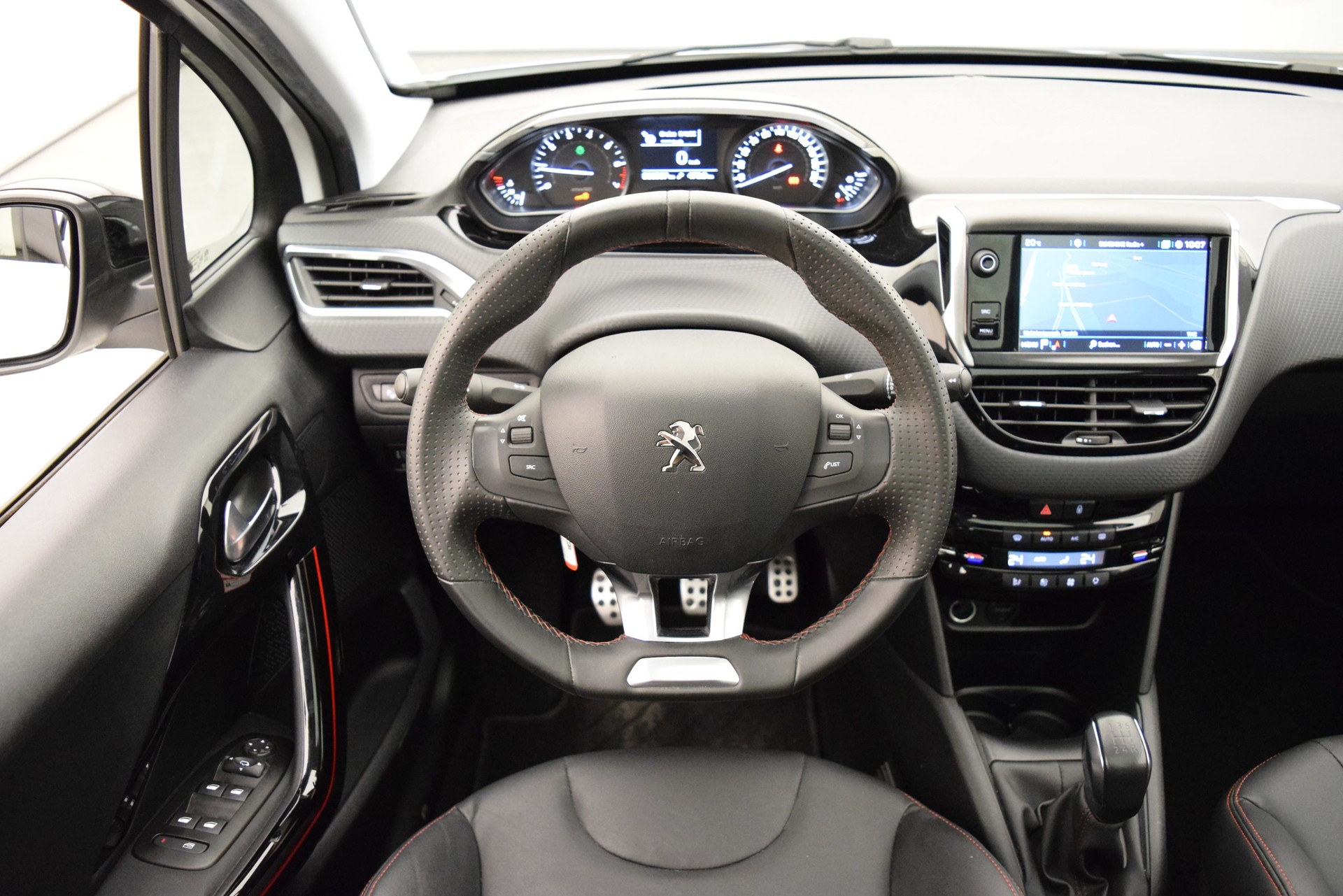 PEUGEOT 208 1.2e STT Pure Tech GT Line-image-11