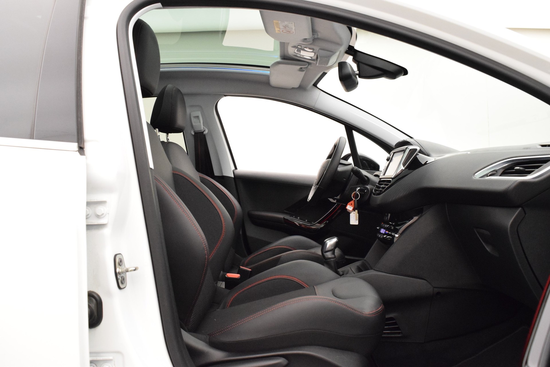 PEUGEOT 208 1.2e STT Pure Tech GT Line-image-13
