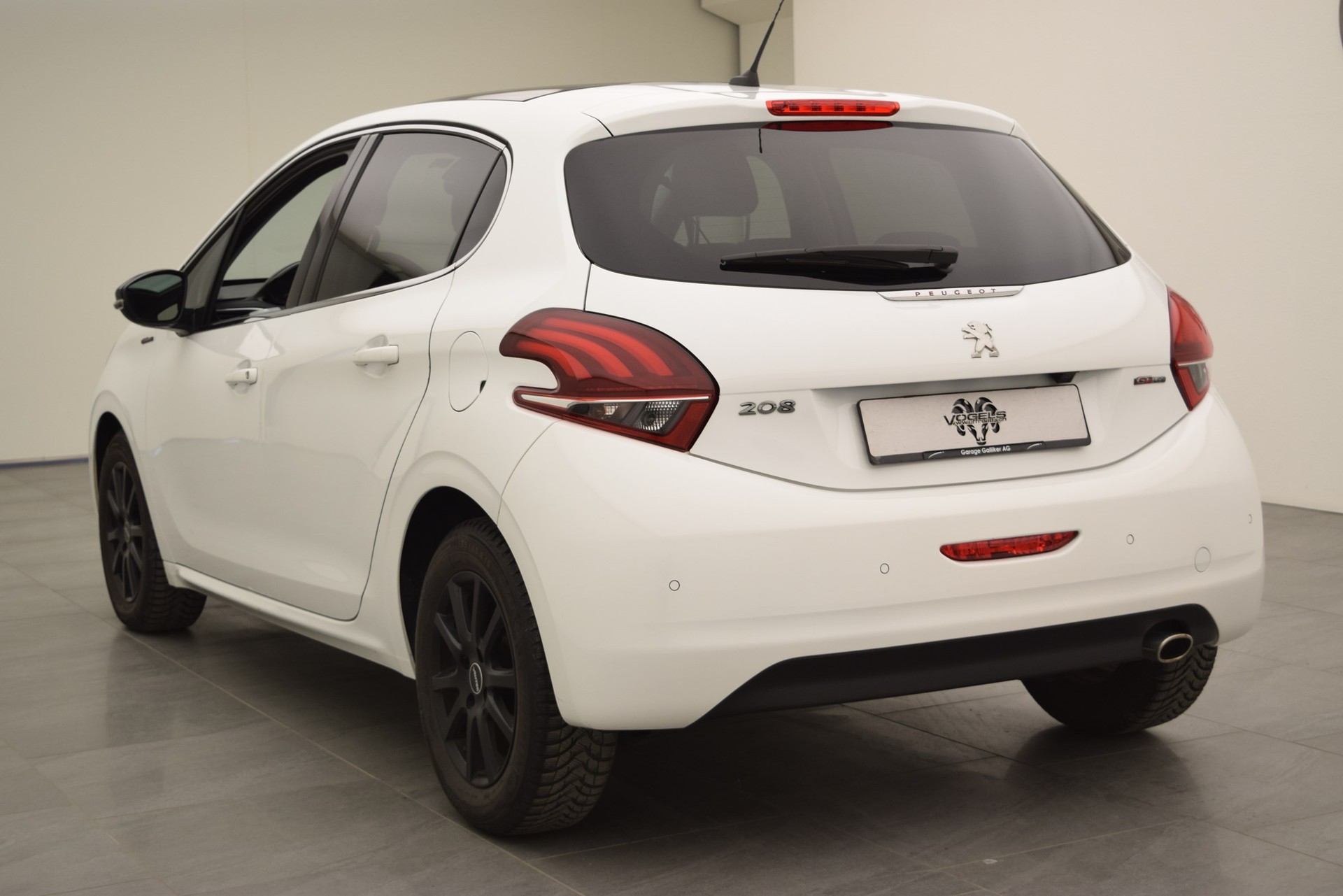 PEUGEOT 208 1.2e STT Pure Tech GT Line-image-5