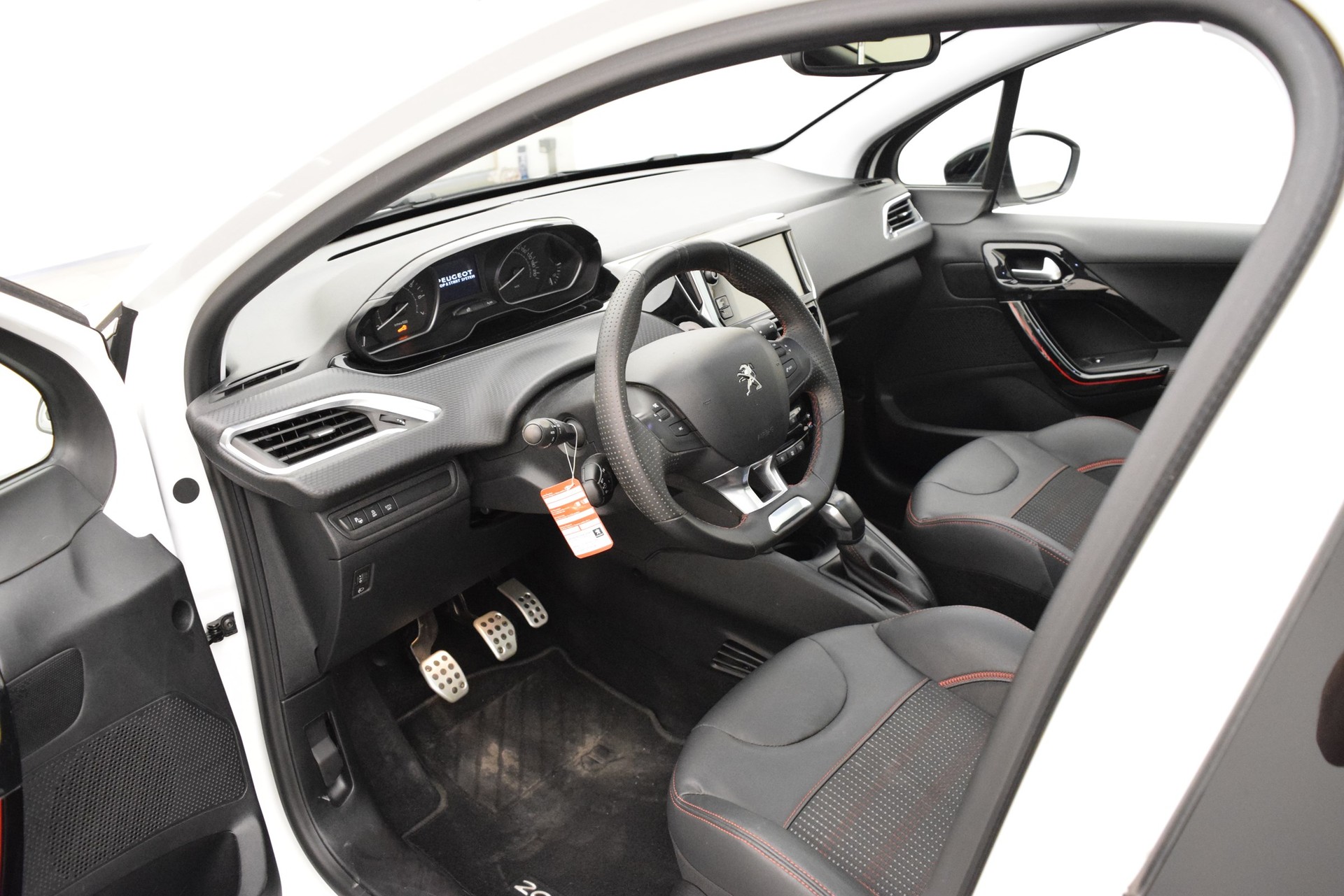 PEUGEOT 208 1.2e STT Pure Tech GT Line-image-7