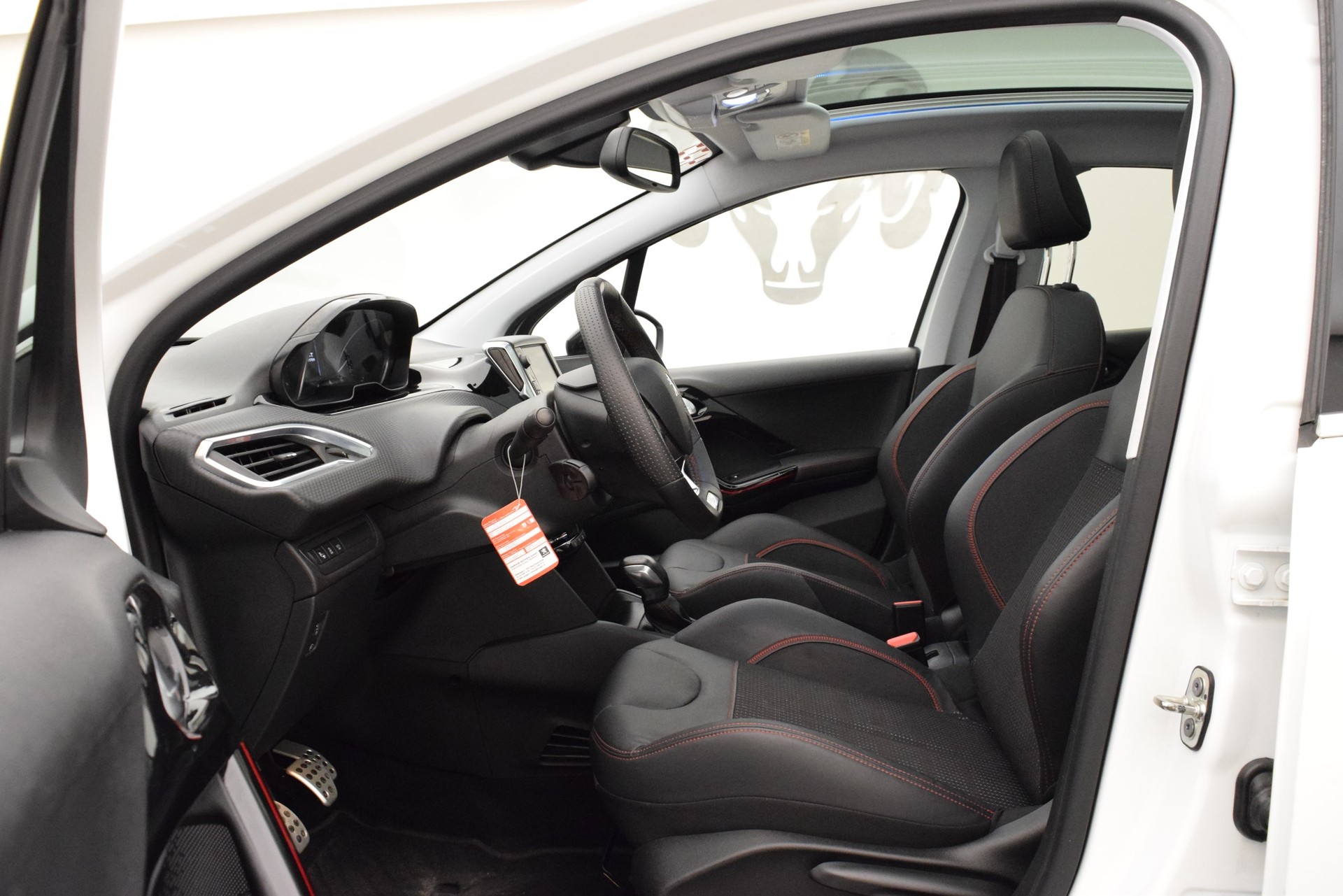 PEUGEOT 208 1.2e STT Pure Tech GT Line-image-8