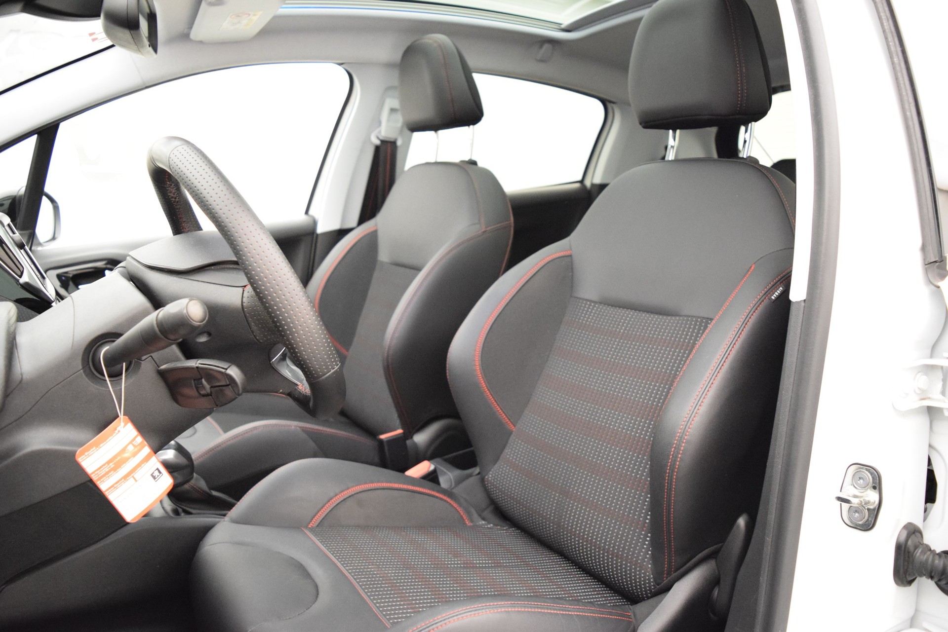 PEUGEOT 208 1.2e STT Pure Tech GT Line-image-9