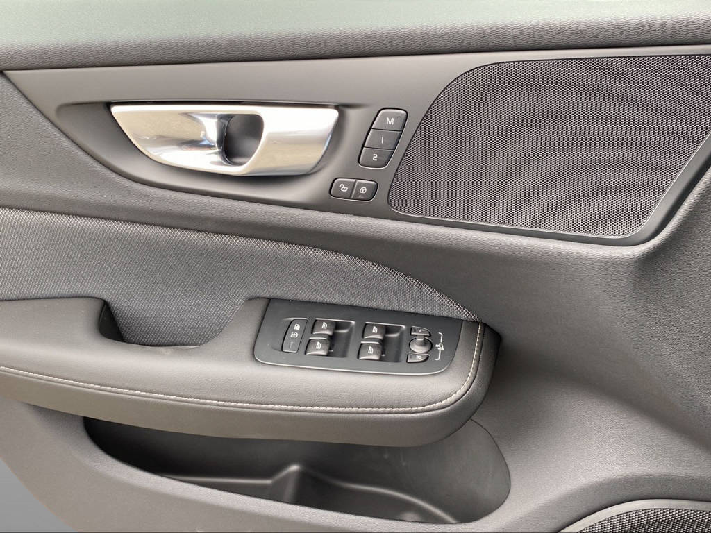 VOLVO V60 2.0 B4 Plus Dark-image-13