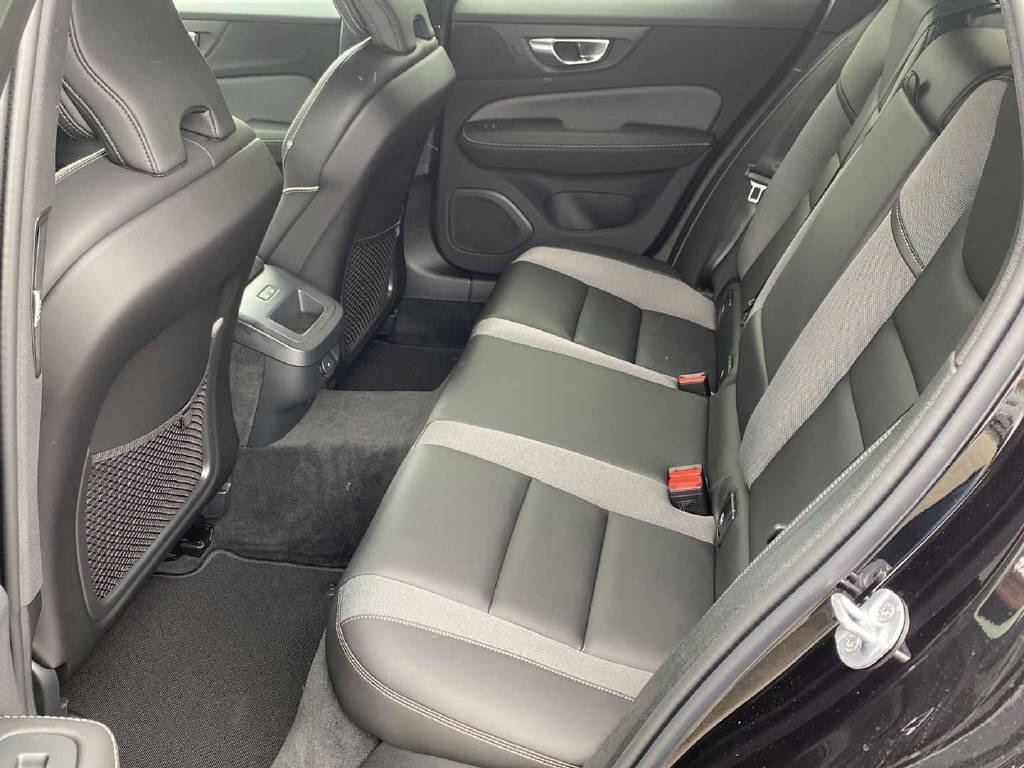 VOLVO V60 2.0 B4 Plus Dark-image-9