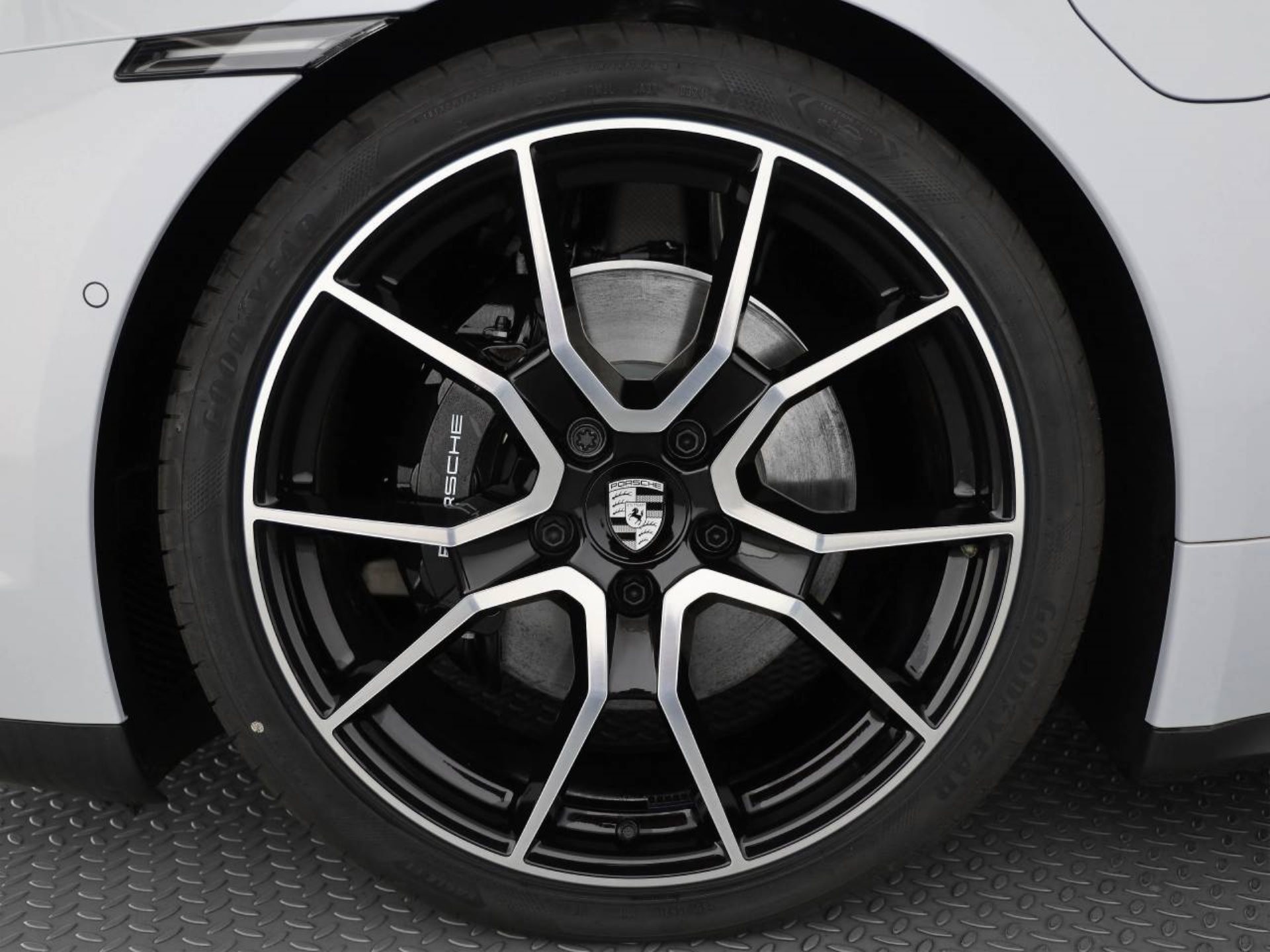 PORSCHE Taycan 4S-image-7