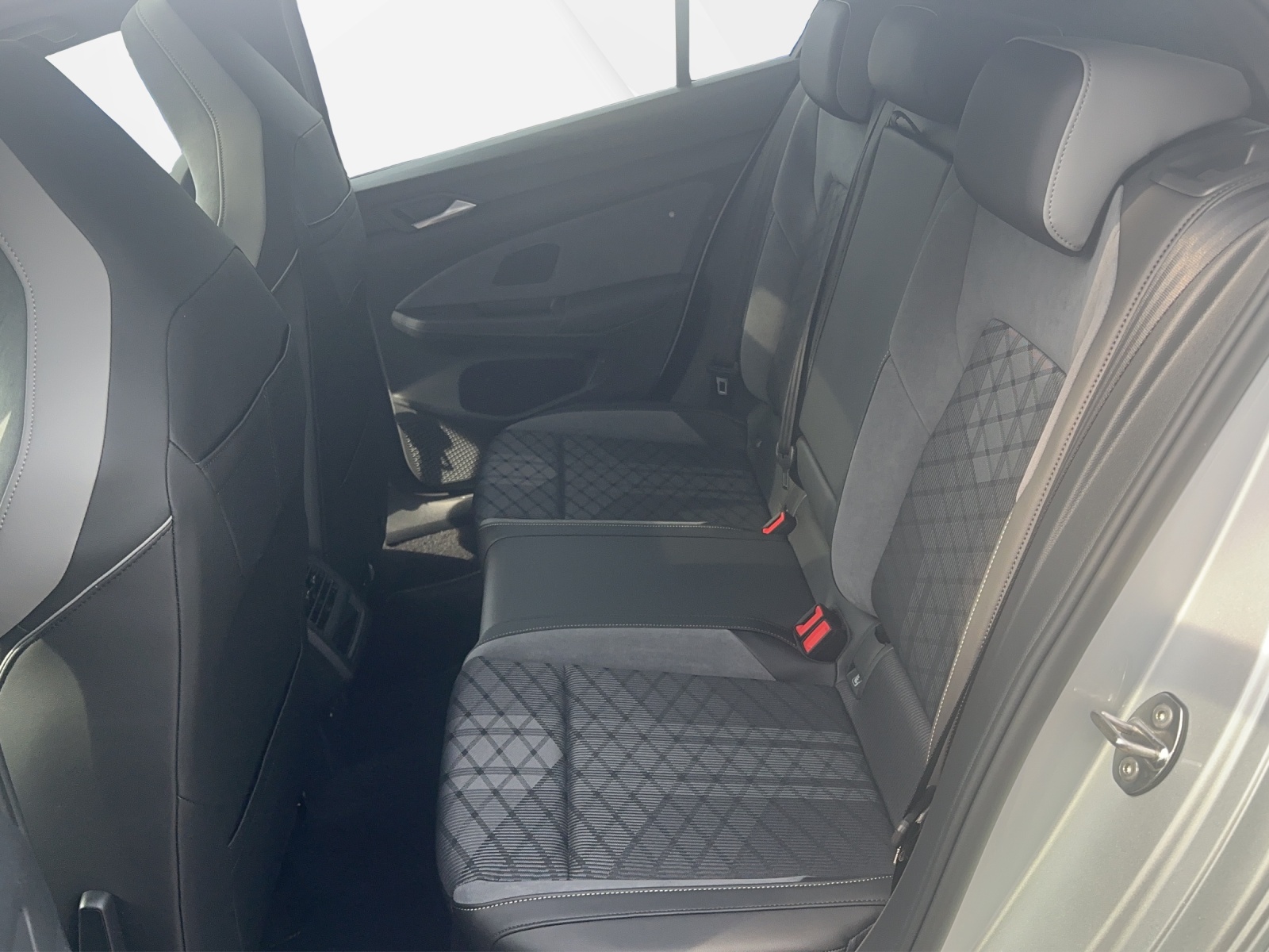 VW Golf 1.5 eTSI mHEV ACT R-Line DSG-image-10