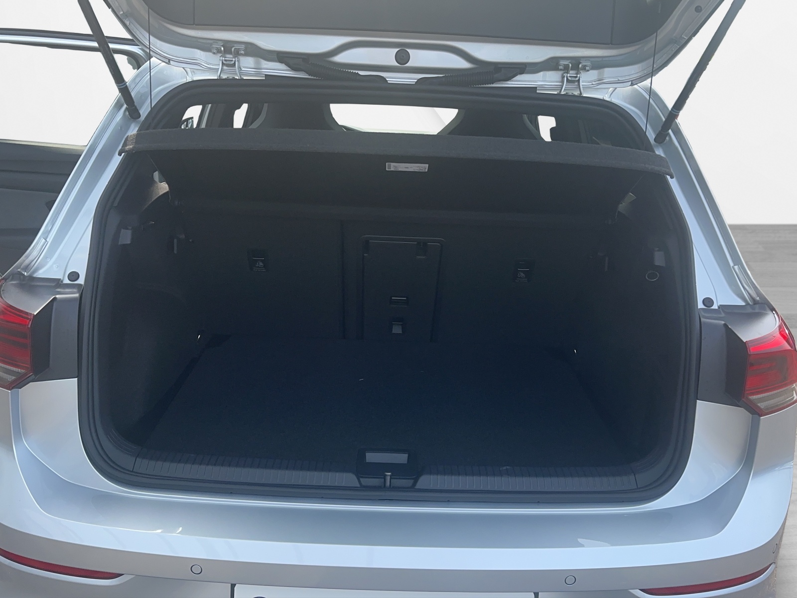 VW Golf 1.5 eTSI mHEV ACT R-Line DSG-image-13
