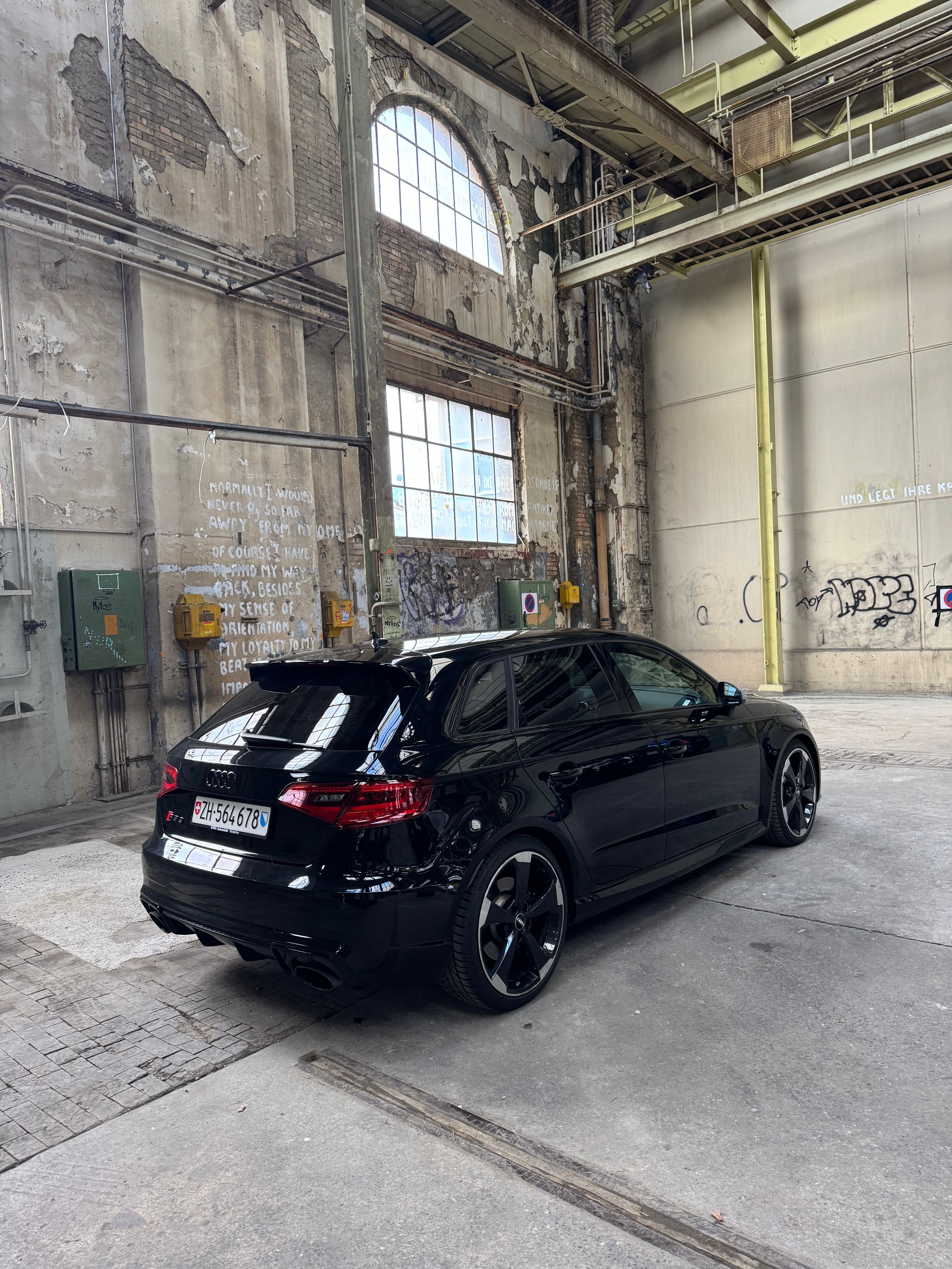 AUDI RS3 2.5 TSI quattro S-tronic-image-2