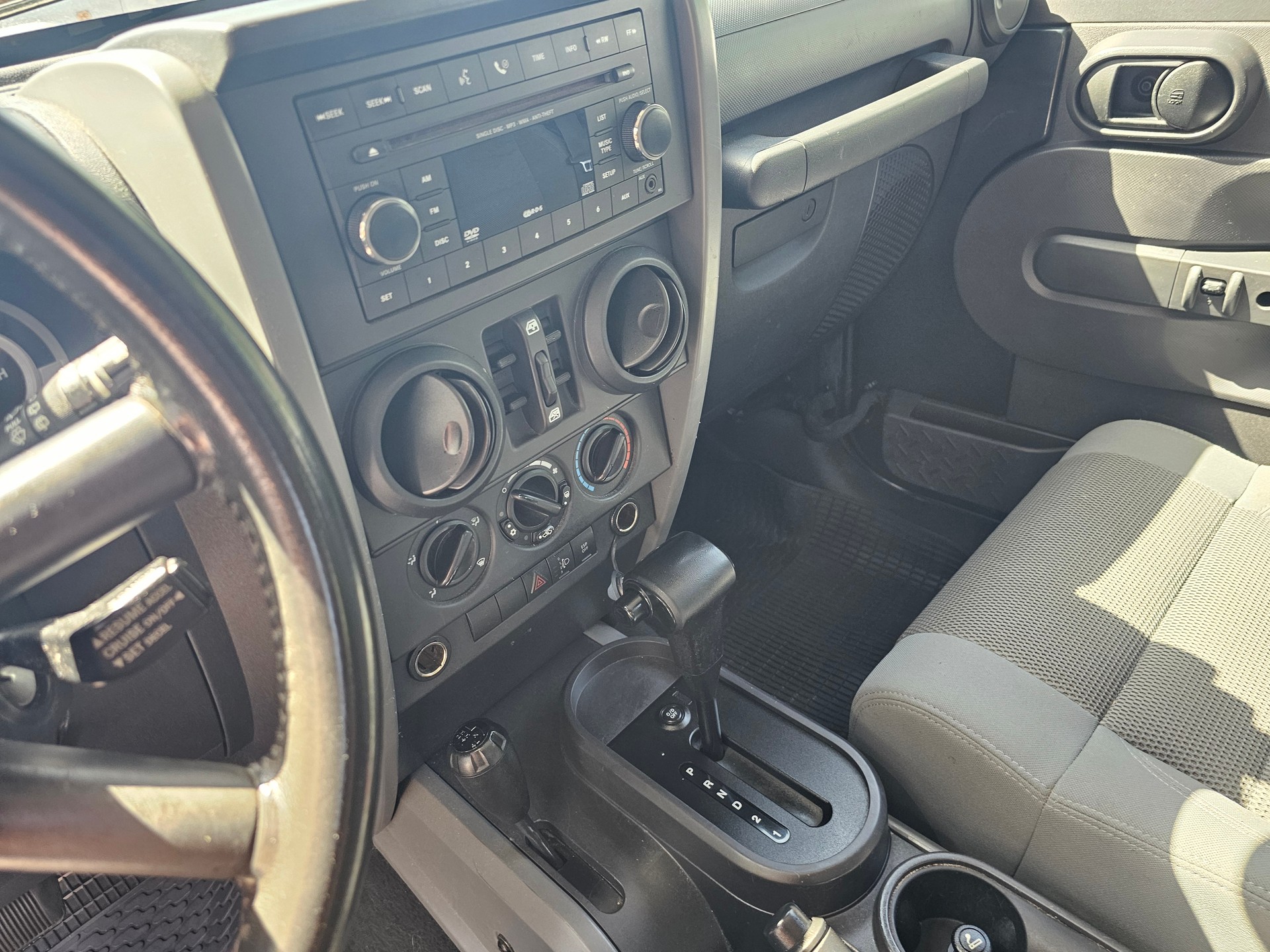 JEEP Wrangler 3.8 Unlimited Sahara Automatic-image-8