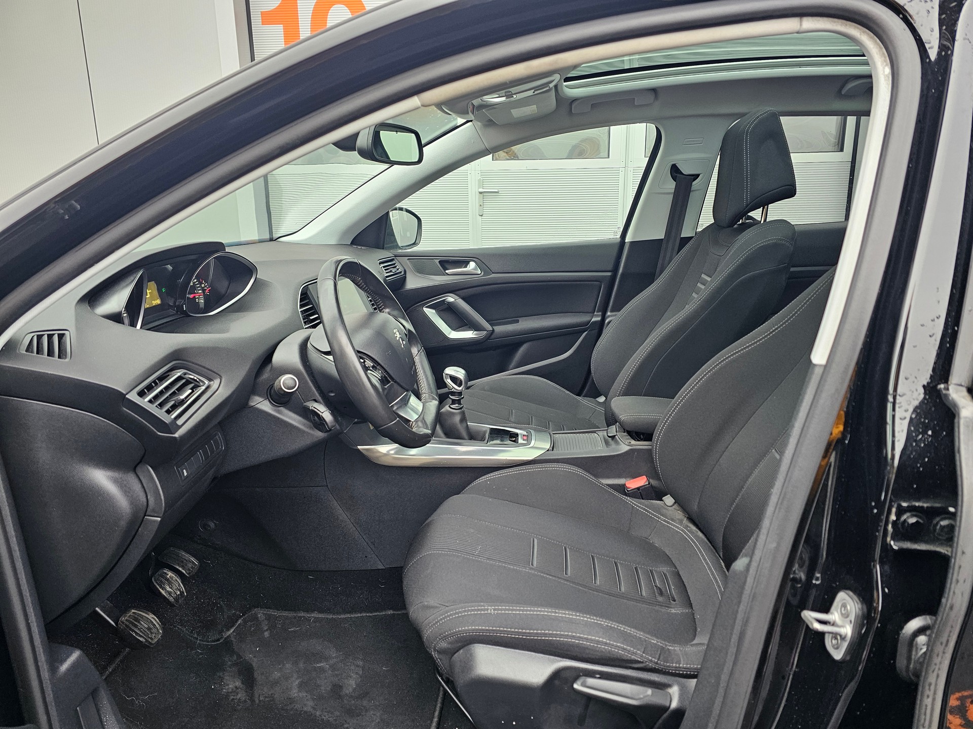 PEUGEOT 308 1.6 THP Allure-image-9