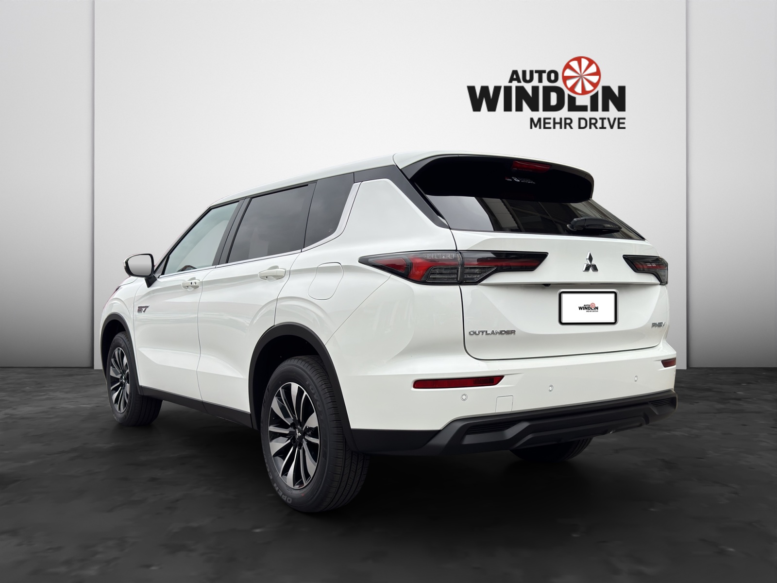 MITSUBISHI Outlander 2.4 PHEV Invite 4x4-image-2