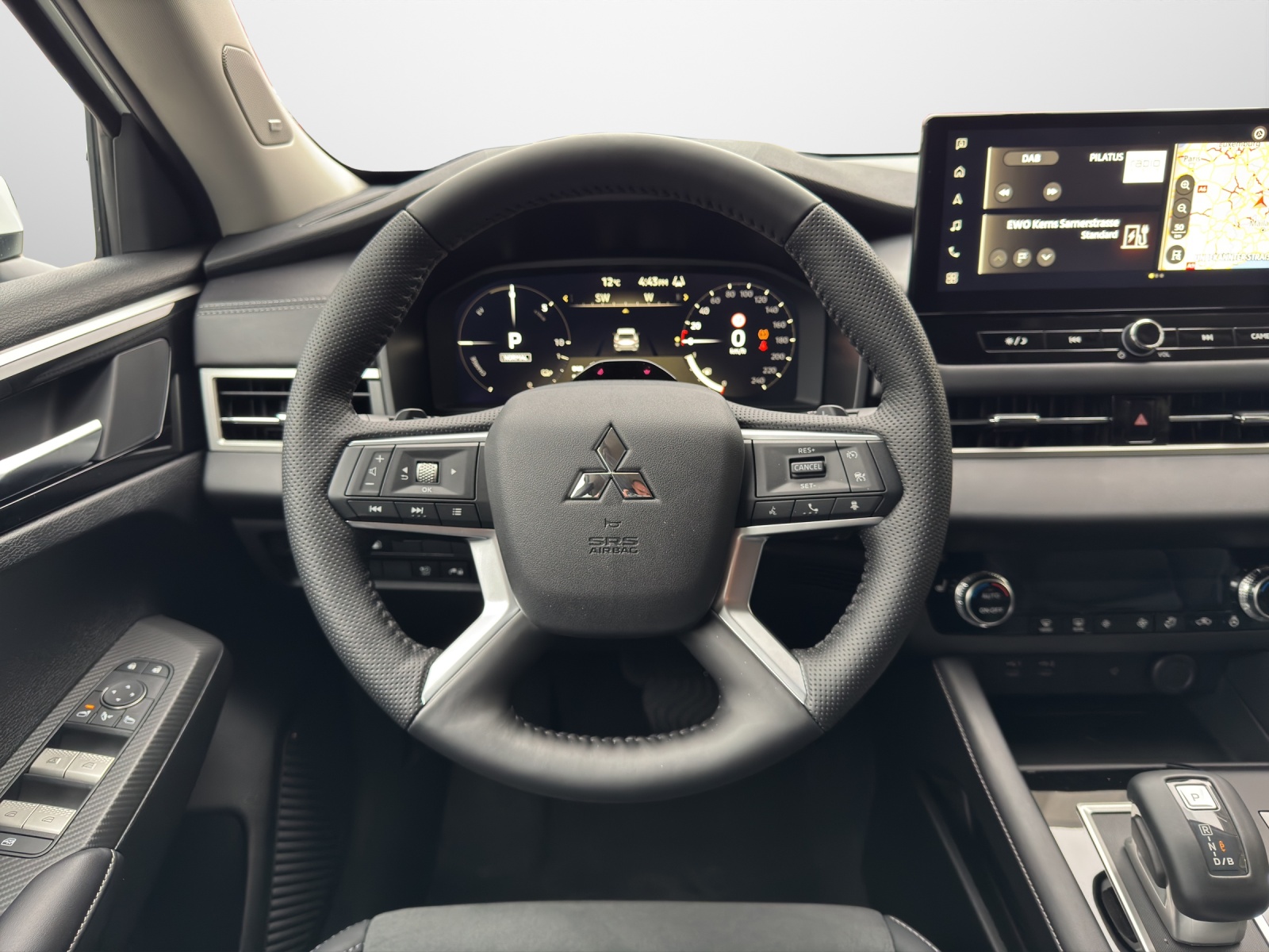 MITSUBISHI Outlander 2.4 PHEV Invite 4x4-image-9