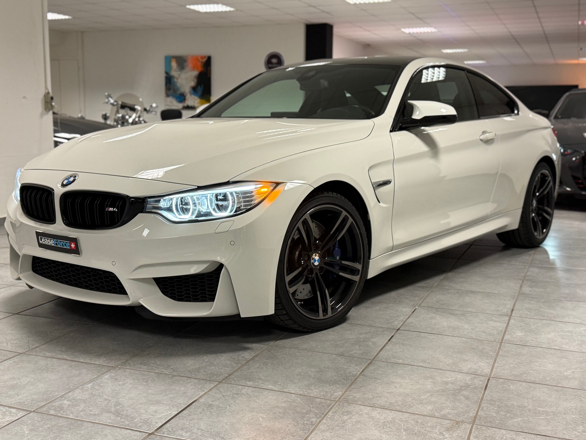 BMW M4 Coupé DKG-showroom-element-3