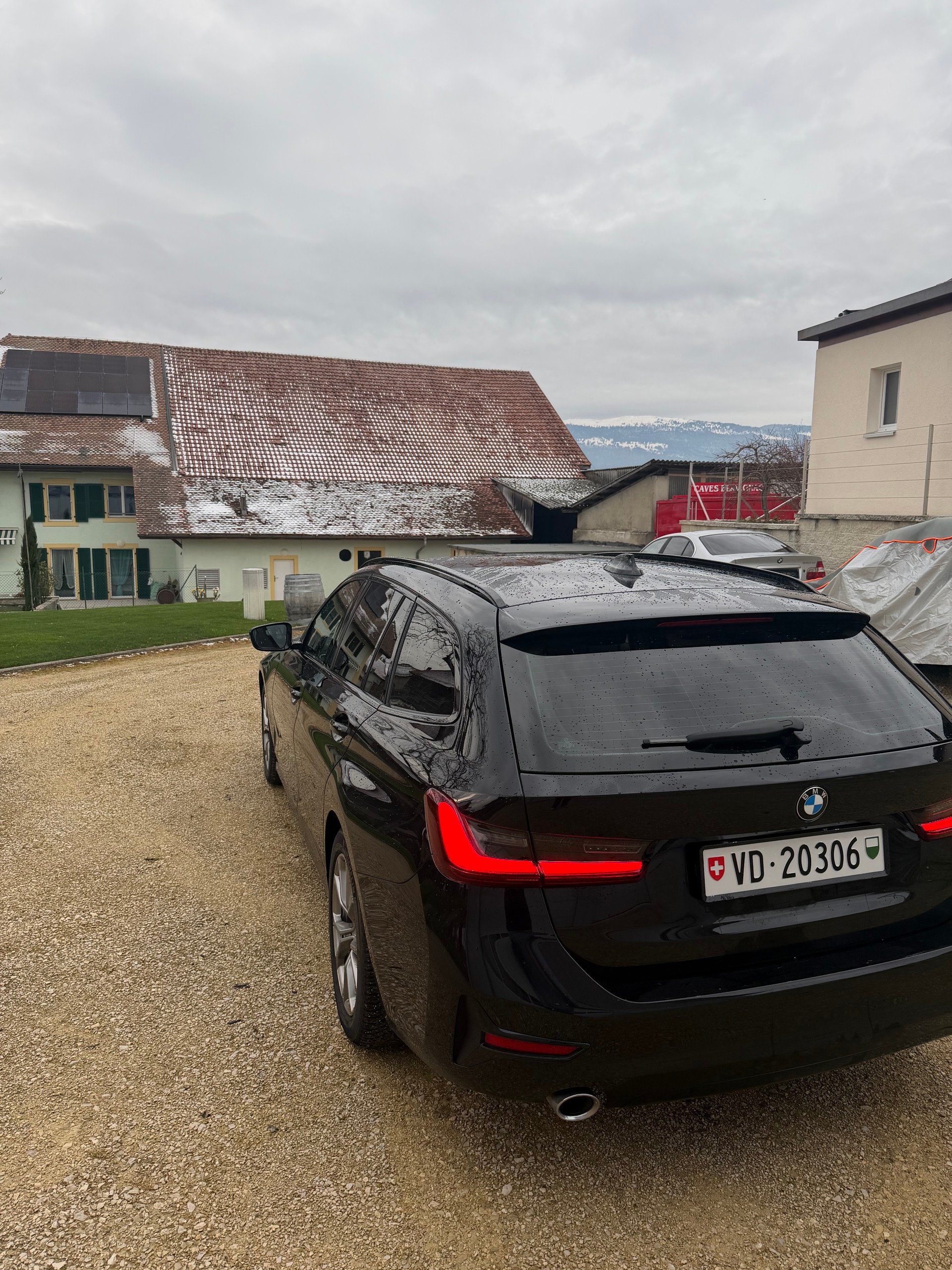 BMW 320d xDrive 48V Touring Steptronic-image-2