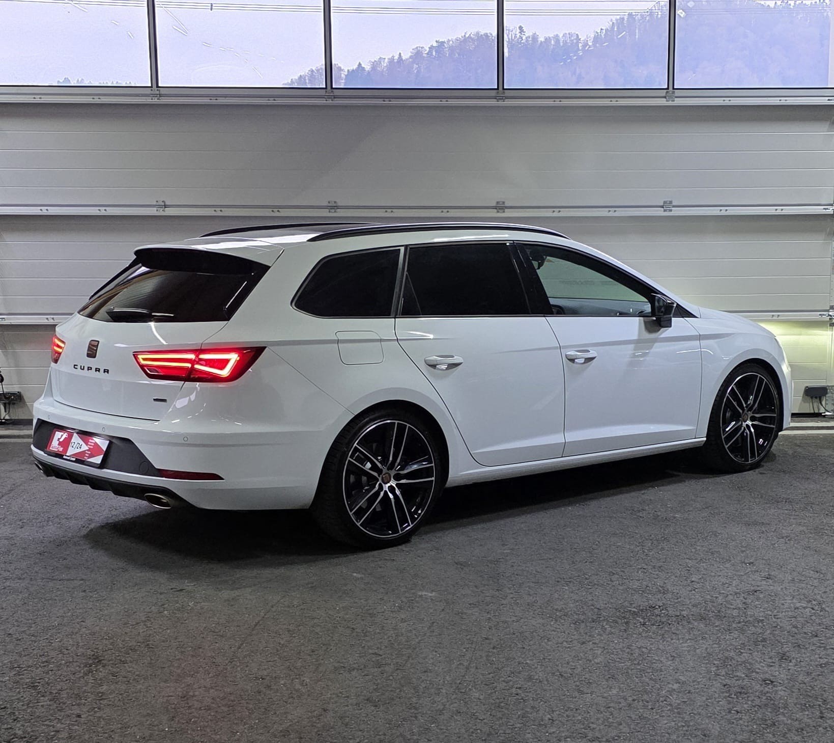 SEAT Leon ST 2.0 TSI Cupra 300 4 Drive DSG-image-4