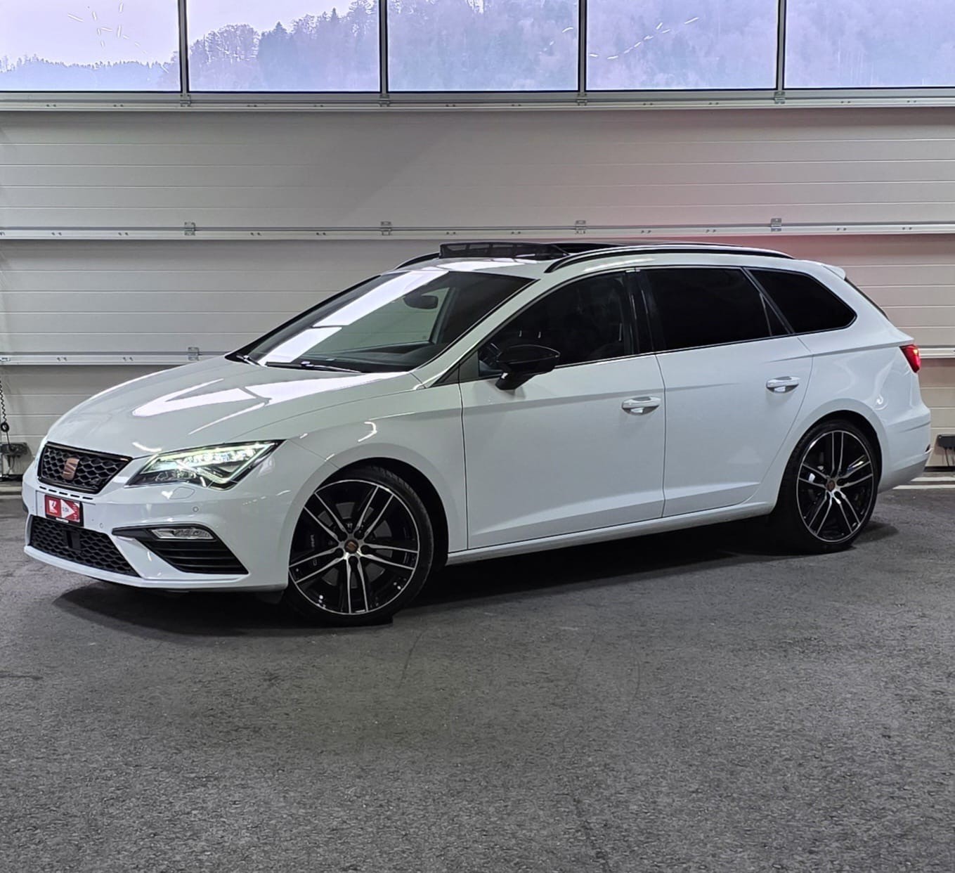 SEAT Leon ST 2.0 TSI Cupra 300 4 Drive DSG-image-0