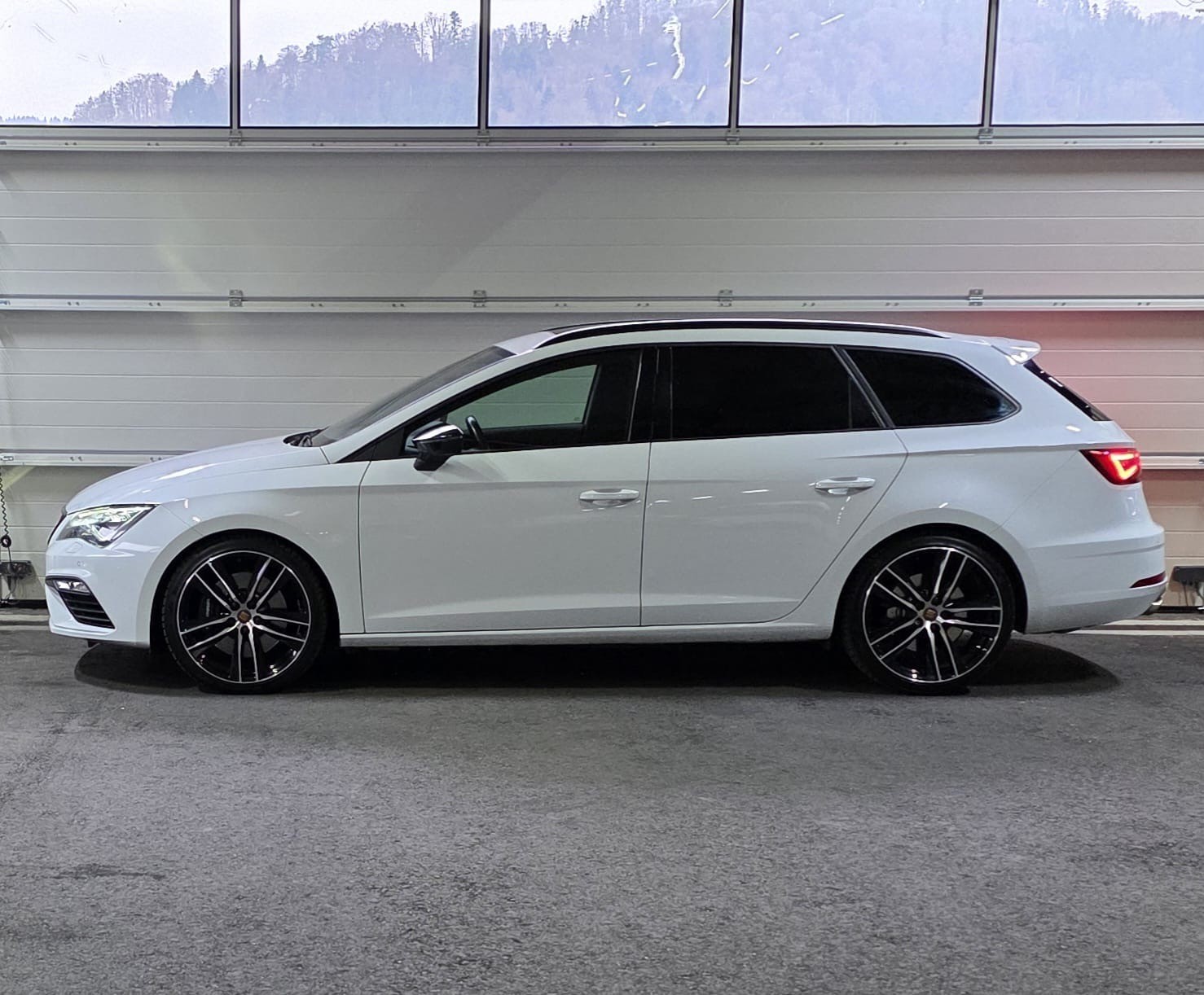 SEAT Leon ST 2.0 TSI Cupra 300 4 Drive DSG-image-1