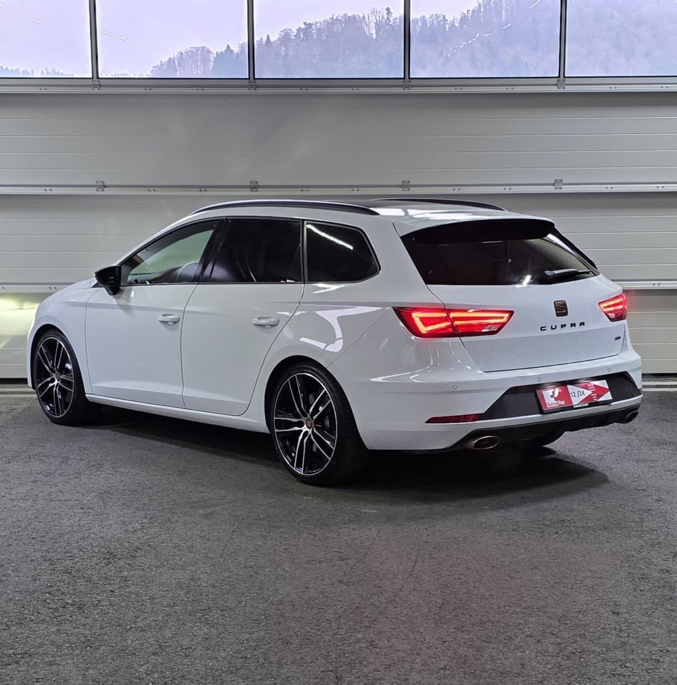 SEAT Leon ST 2.0 TSI Cupra 300 4 Drive DSG-image-2