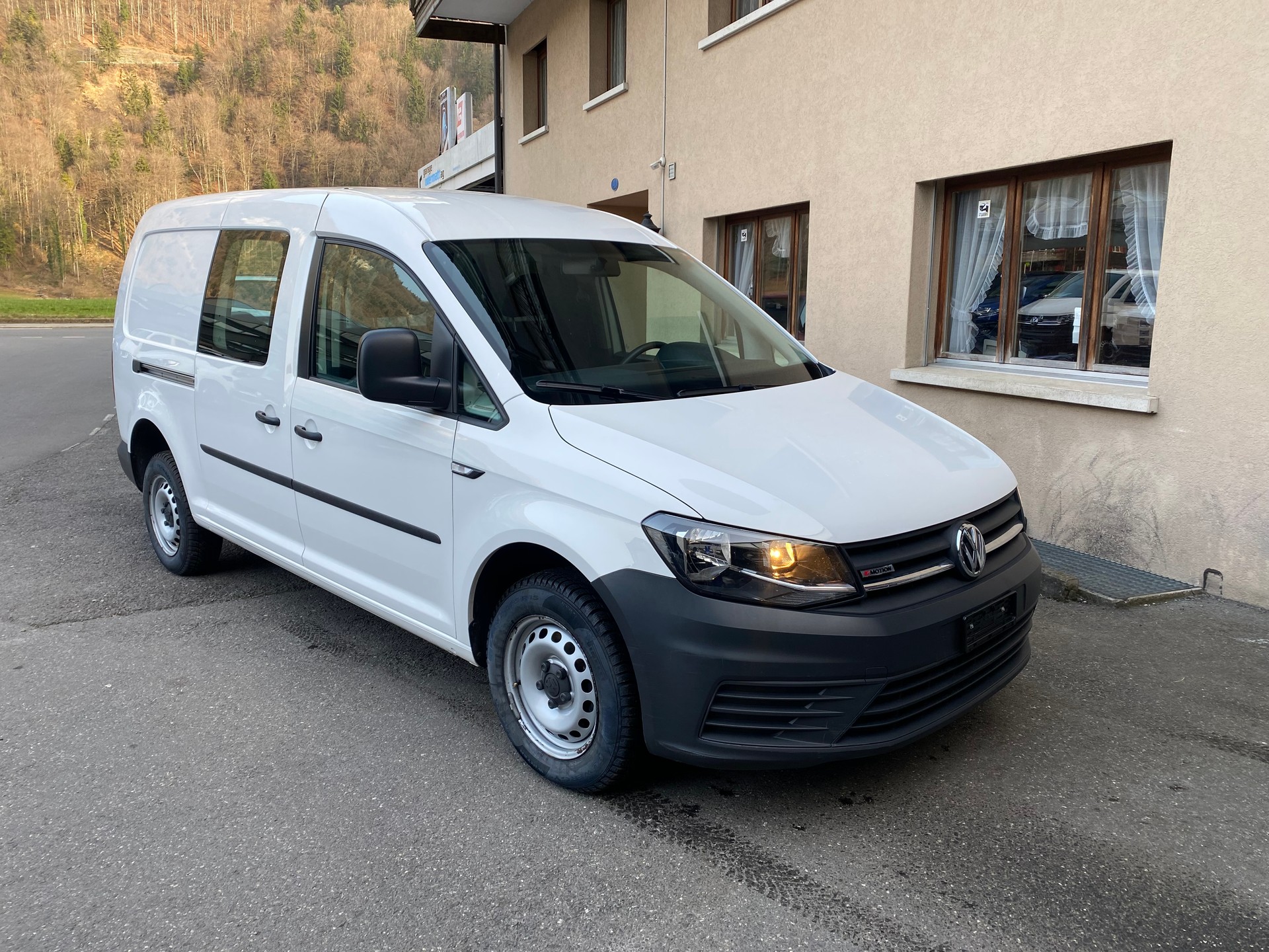 VW Caddy Maxi 2.0TDI 4Motion BlueMotion Technology-image-6