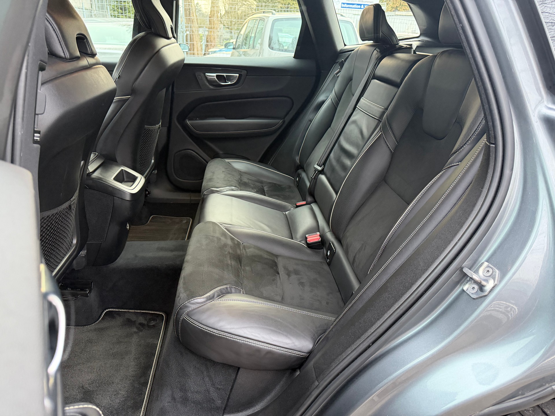 VOLVO XC60 D4 AWD R-Design Geartronic * Leder * Gr. Navi * LED * Klima-auto * PDC v&h-RF-Kamera * Tempomat * Ab MFK 01.2025-image-2
