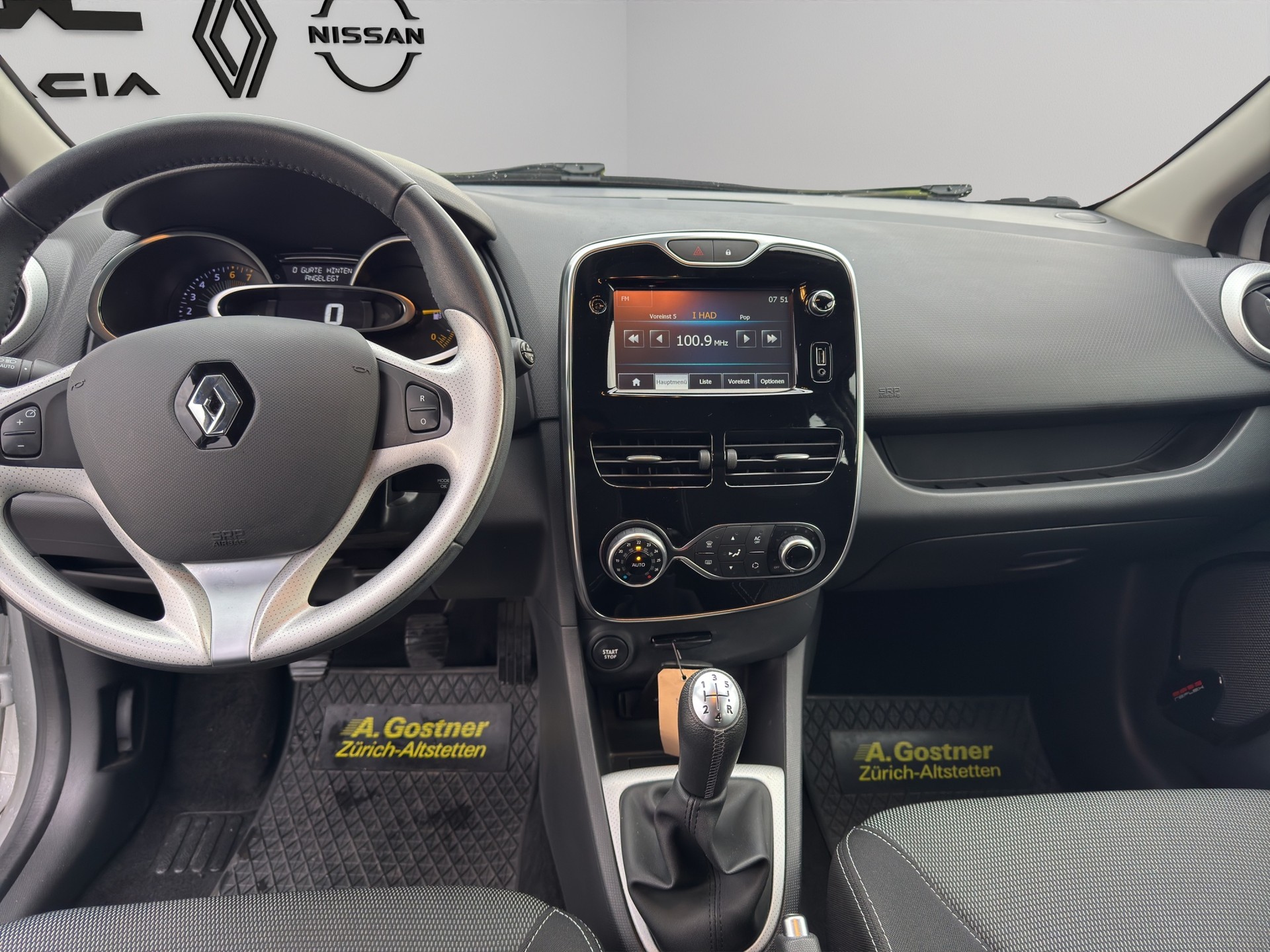 RENAULT Clio 0.9 12V Swiss Edition-image-11