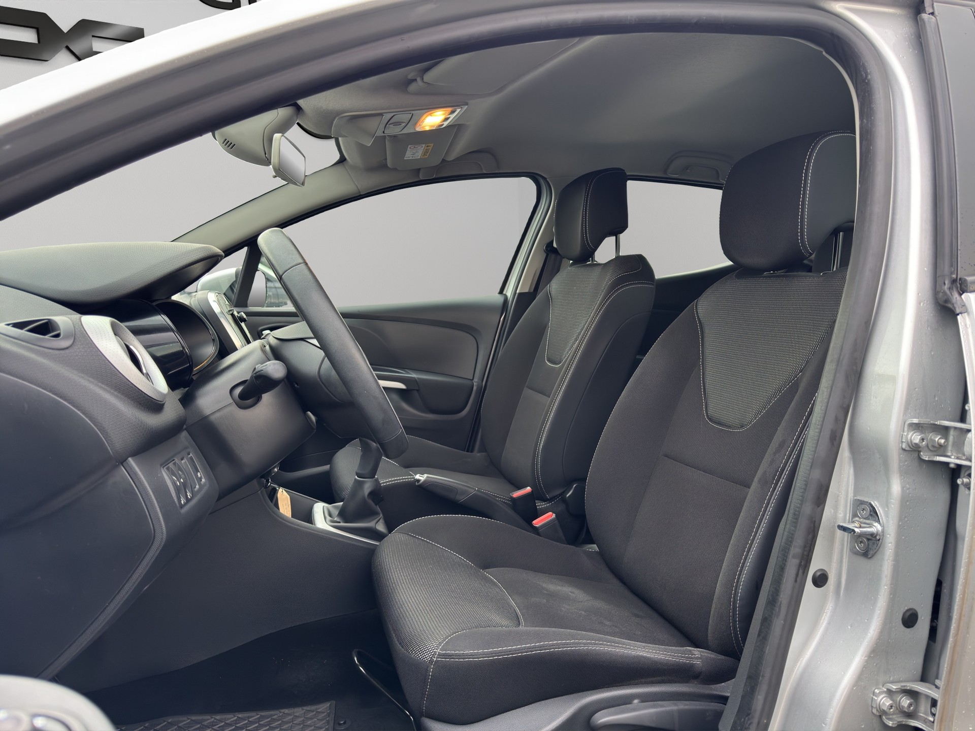 RENAULT Clio 0.9 12V Swiss Edition-image-8