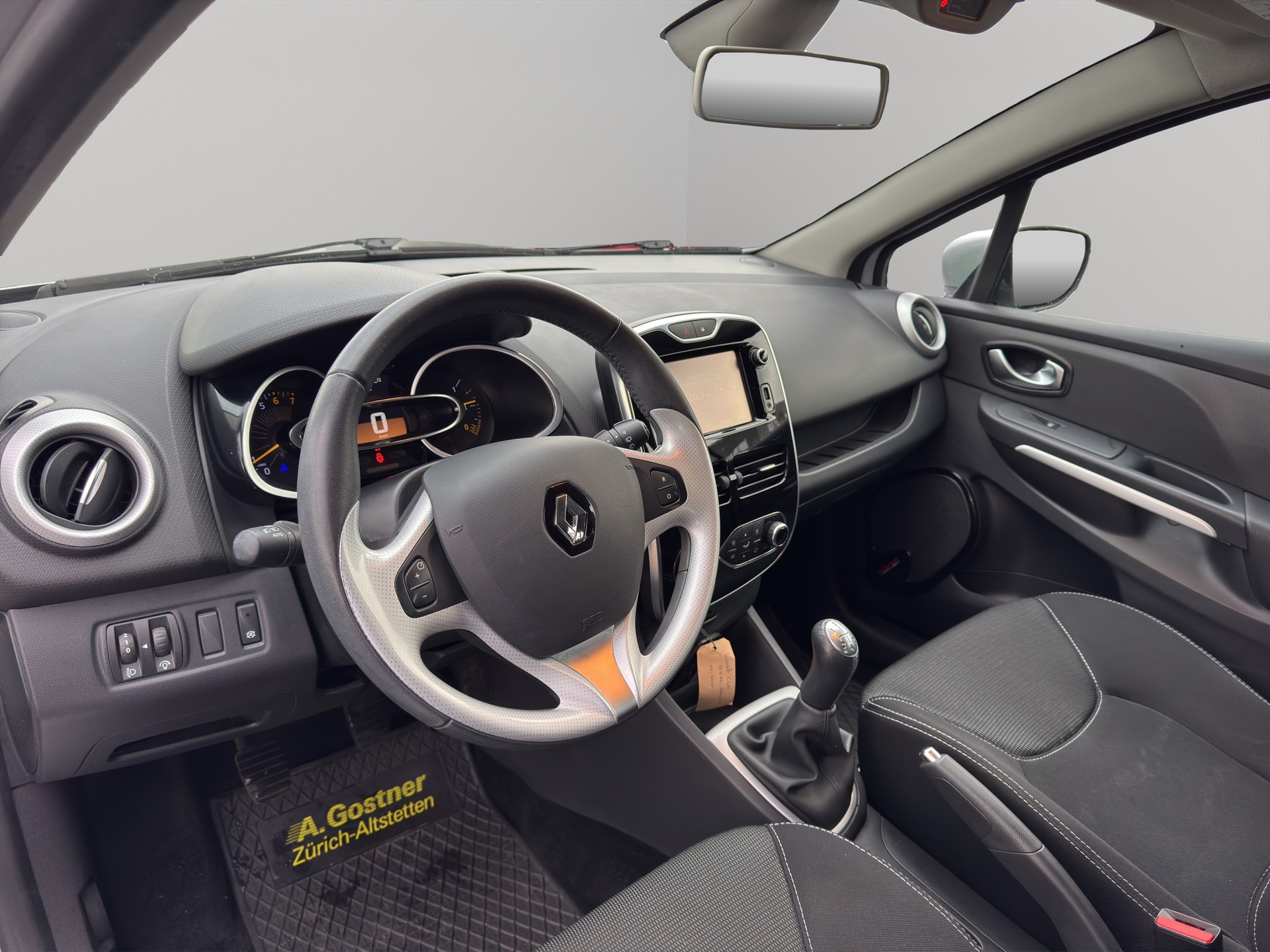 RENAULT Clio 0.9 12V Swiss Edition-image-9