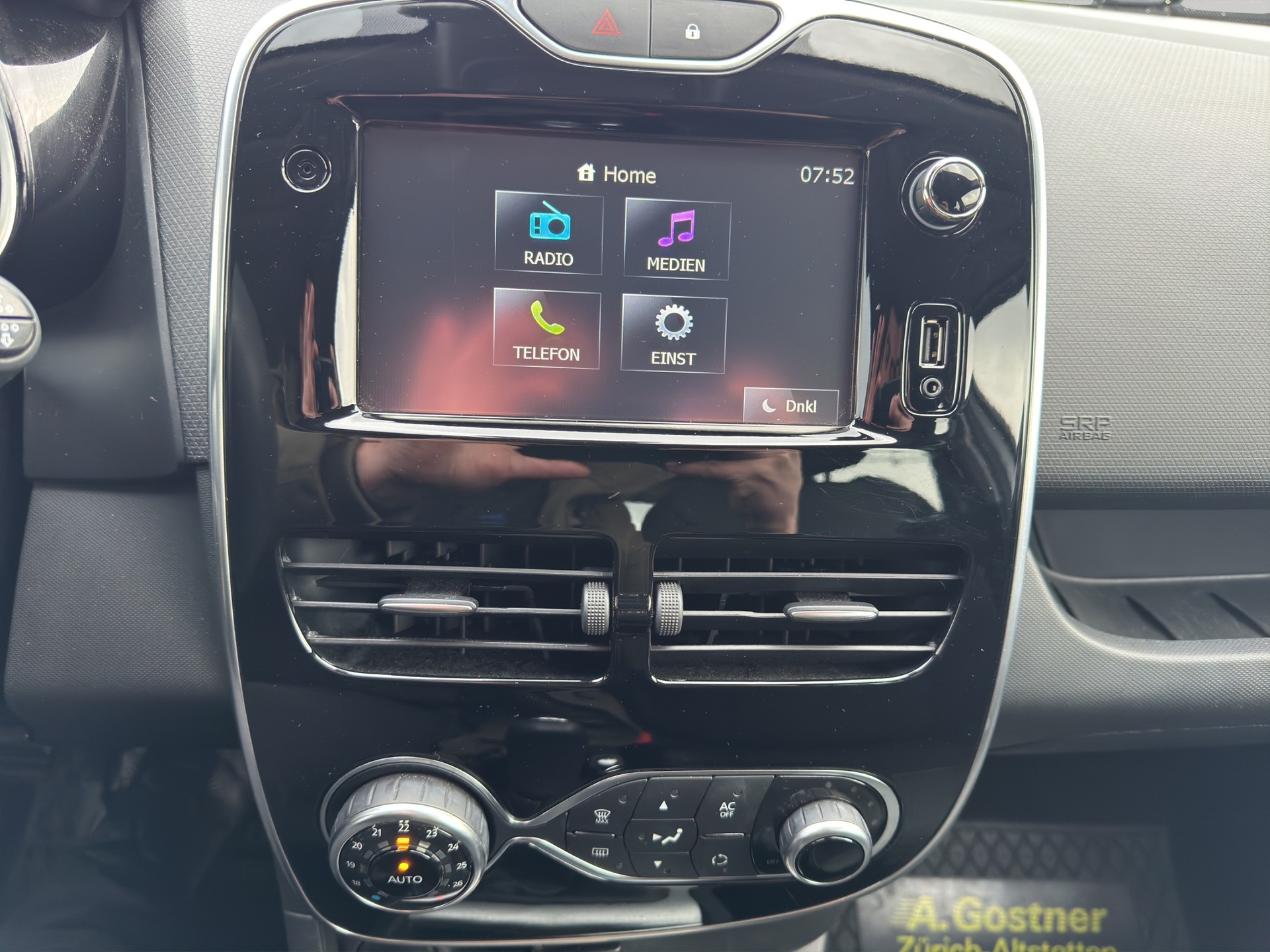 RENAULT Clio 0.9 12V Swiss Edition-image-12