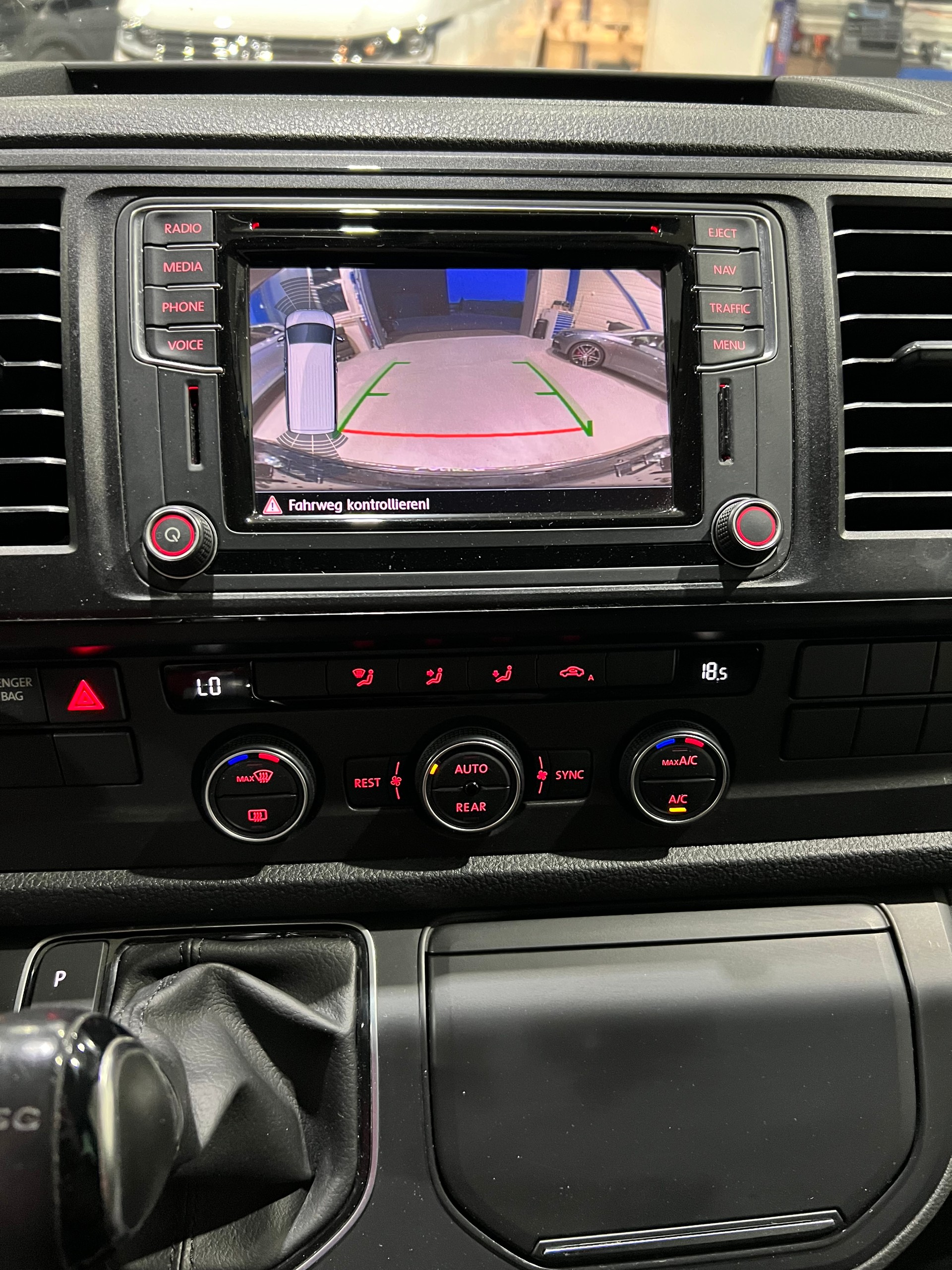 VW T6 Multivan 2.0 TDI DSG**7-Plätzer,Rückfahrtkamera,Tempomat,CH Auslieferung,Frisch ab MFK**-image-11