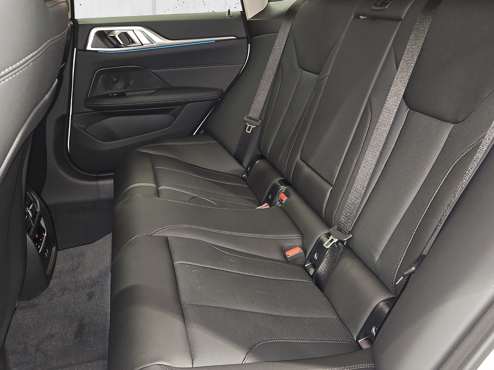 BMW i4 eDrive 40-image-11