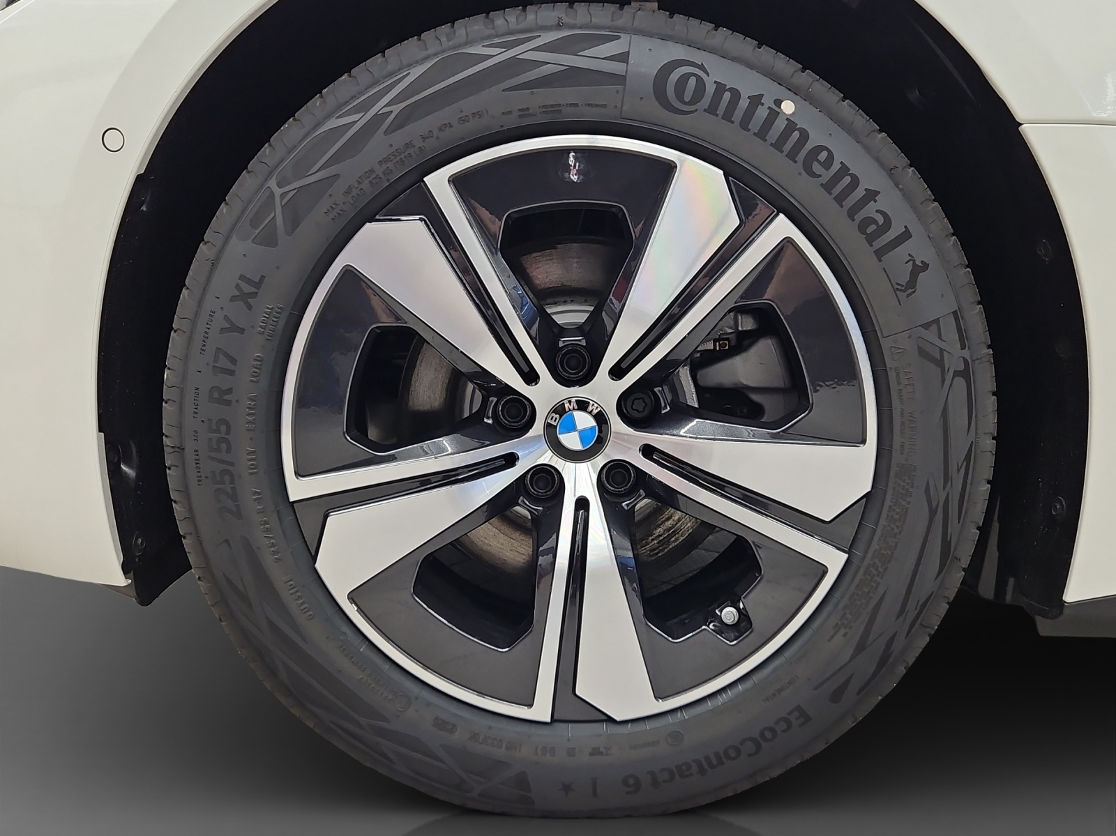 BMW i4 eDrive 40-image-9