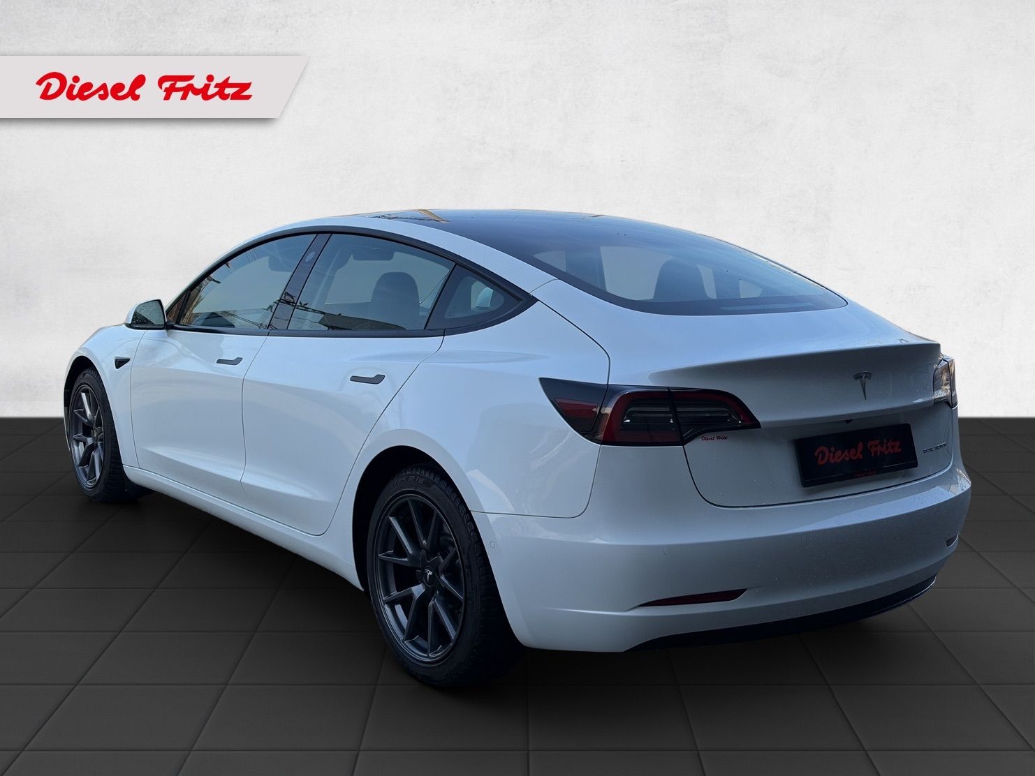 TESLA Model 3 Long Range Dual Motor AWD-showroom-element-2