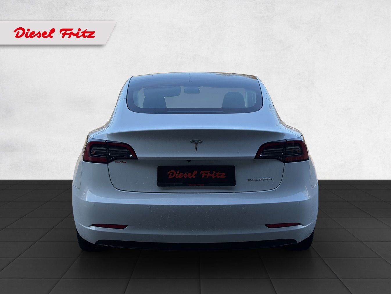 TESLA Model 3 Long Range Dual Motor AWD-showroom-element-3