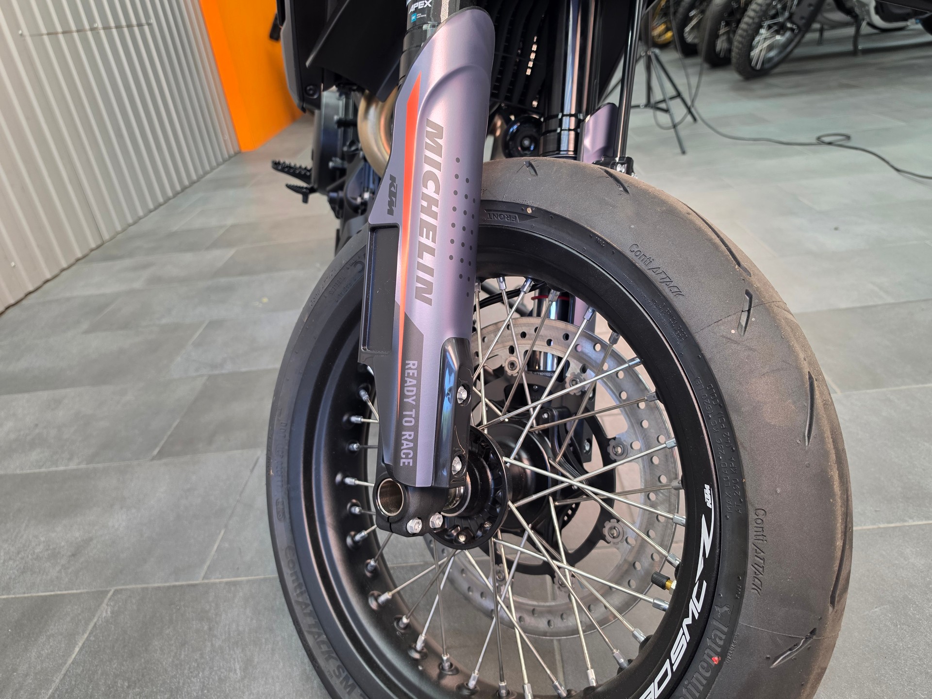 KTM 690 SMC R-showroom-element-3