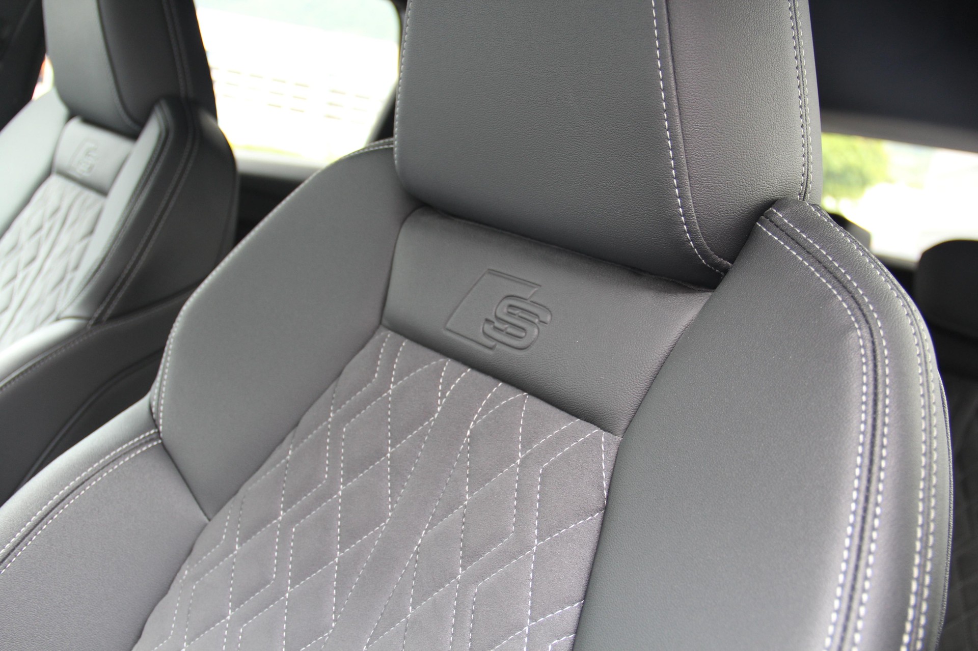 AUDI Q4 e-tron 50 quattro-image-10