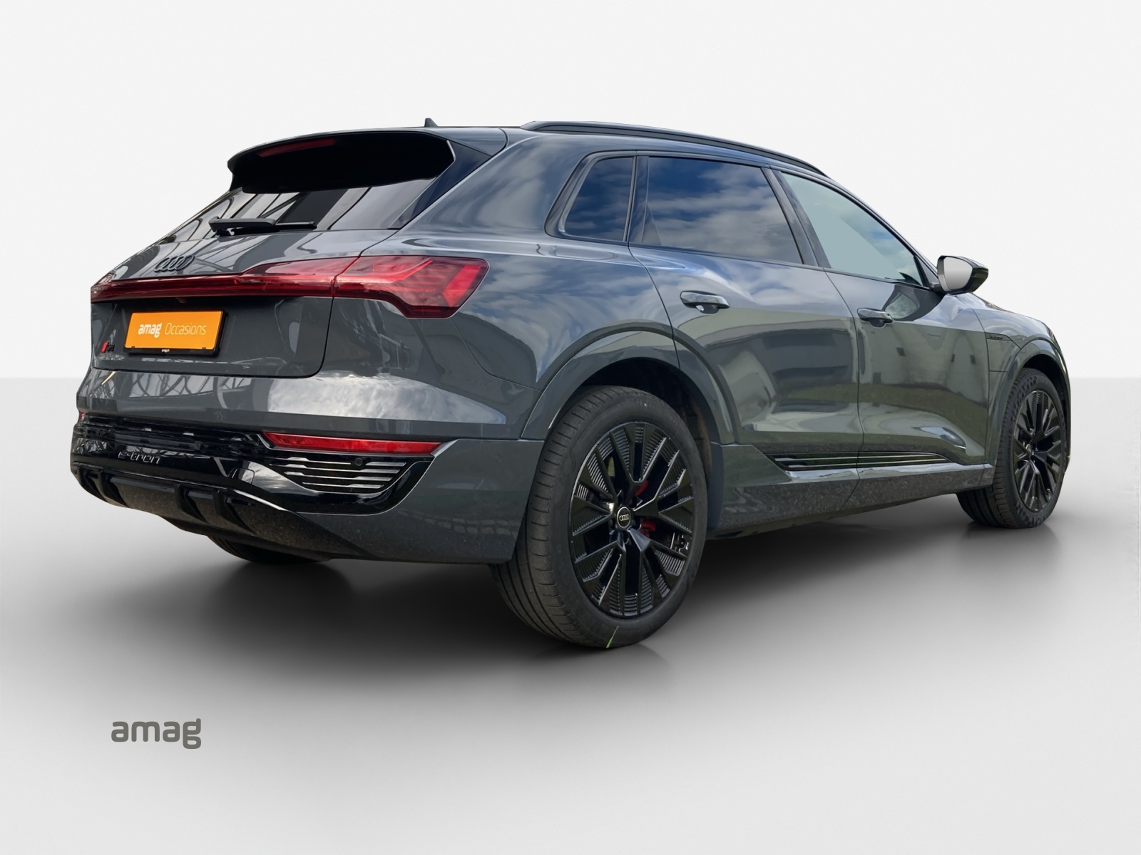 AUDI Q8 55 e-tron Black Edition quattro-image-4