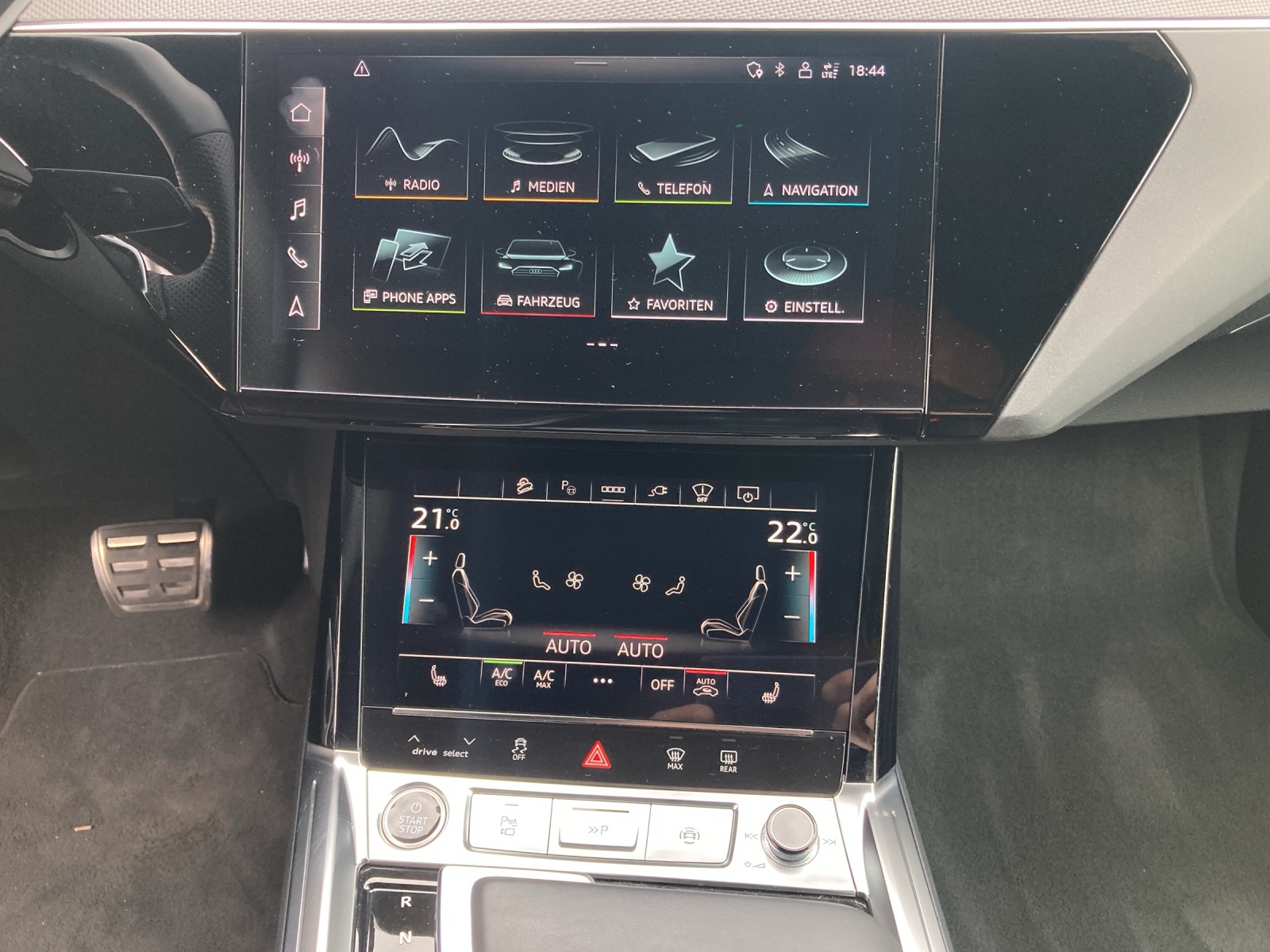 AUDI Q8 55 e-tron Black Edition quattro-image-10