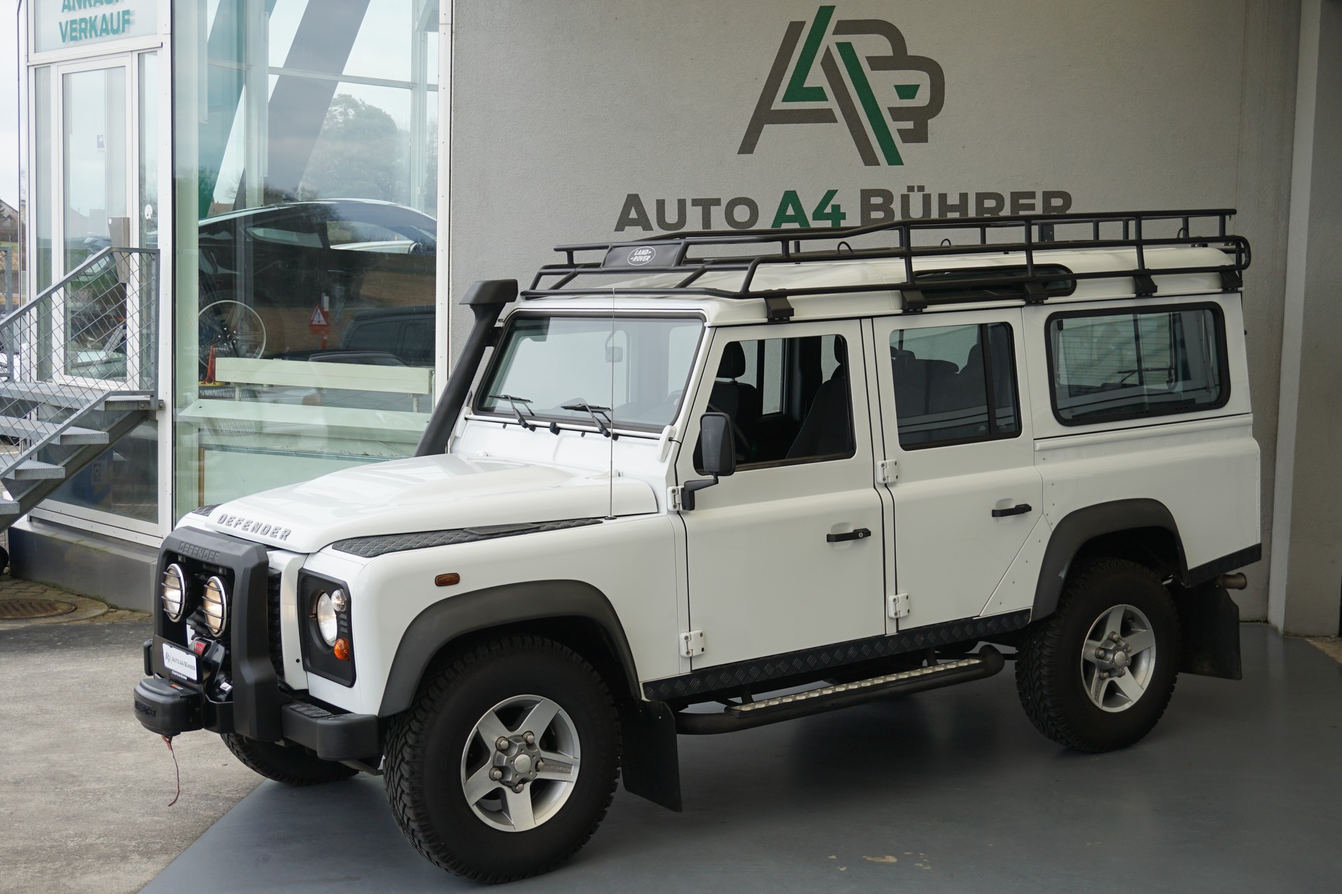 LAND ROVER Defender 110 2.2TD4 SW mit Seilwinde und Dachträger!!-image-3