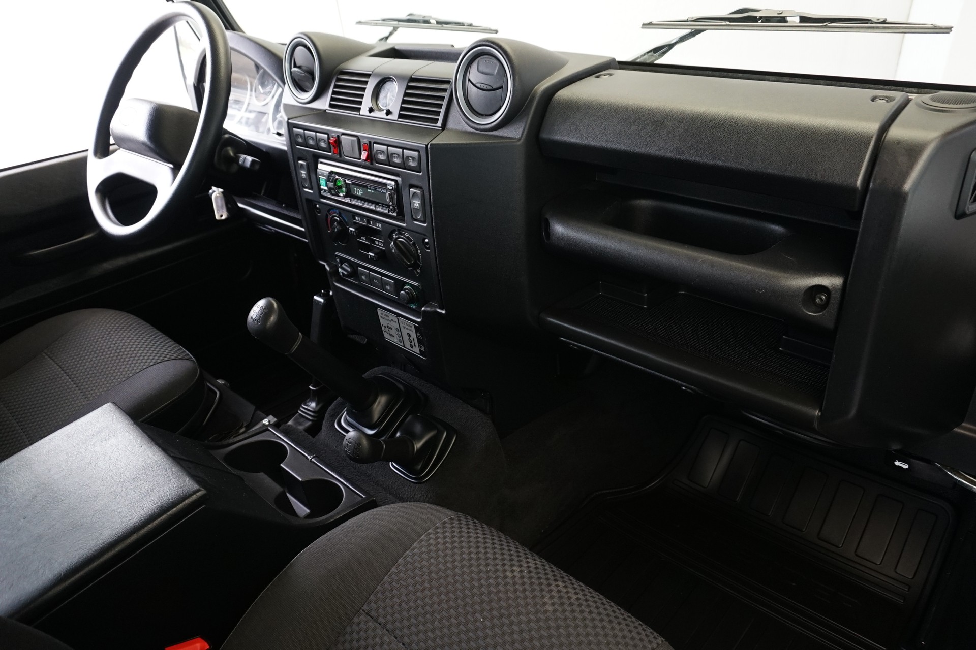 LAND ROVER Defender 110 2.2TD4 SW mit Seilwinde und Dachträger!!-image-13
