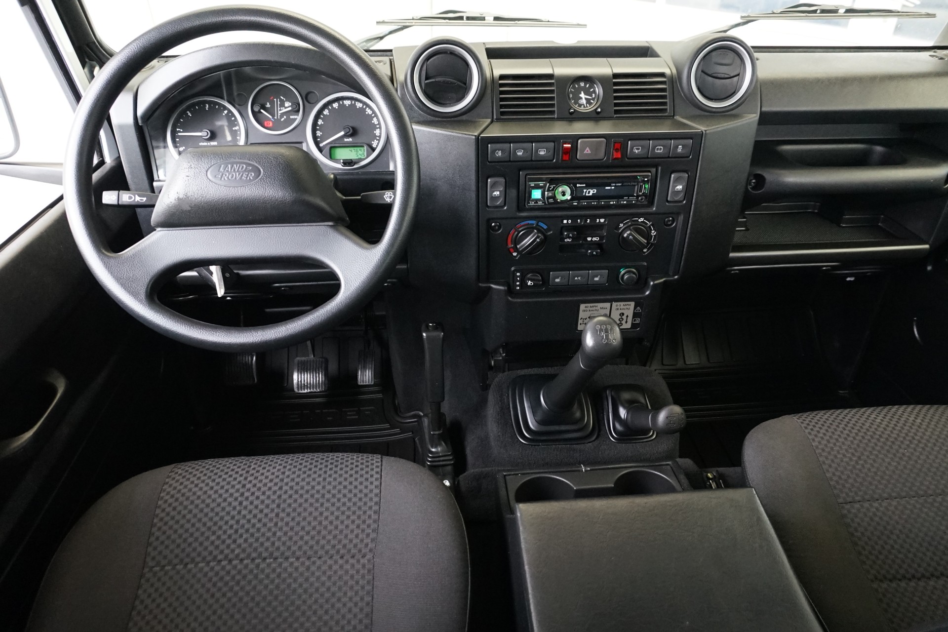LAND ROVER Defender 110 2.2TD4 SW mit Seilwinde und Dachträger!!-image-11