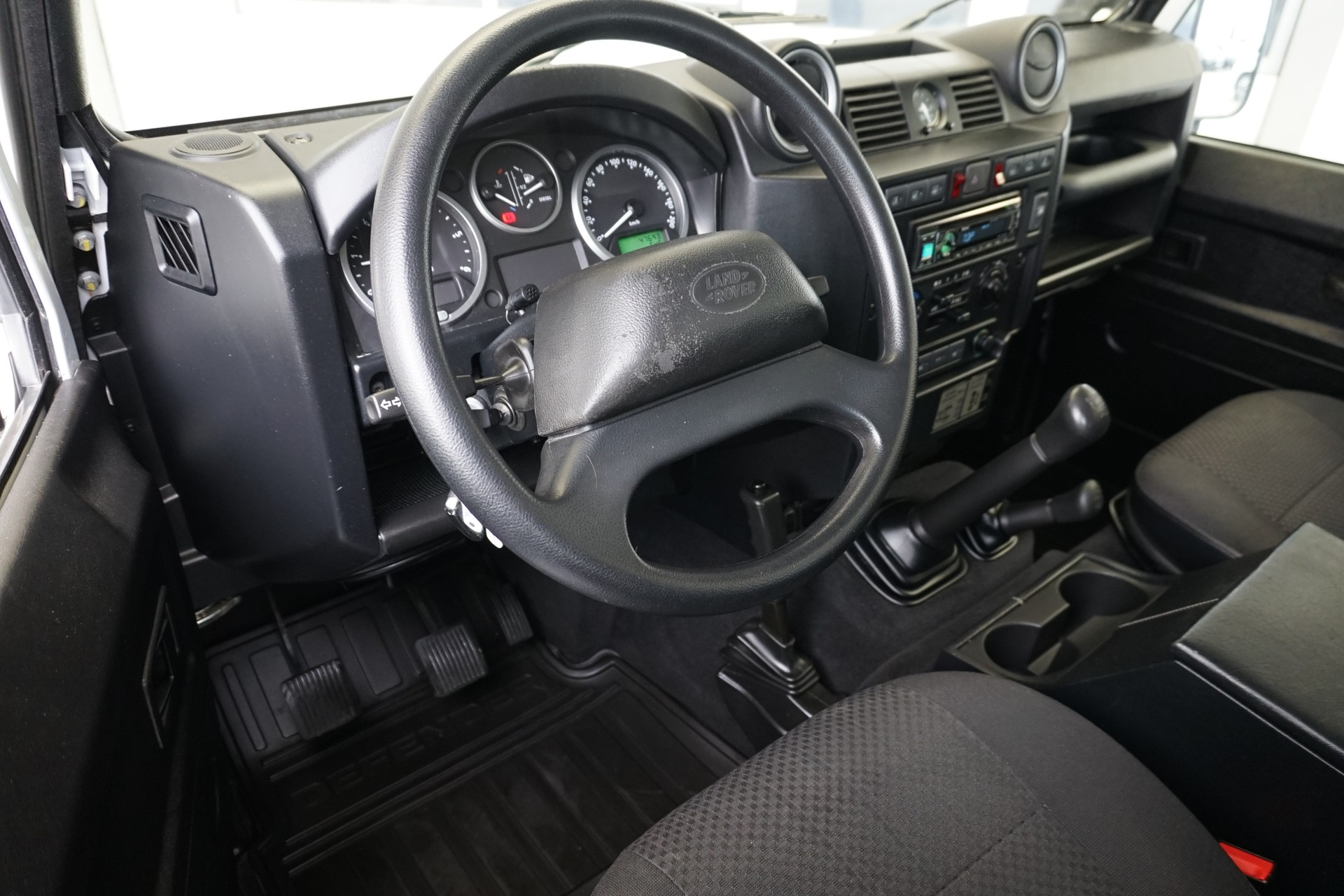 LAND ROVER Defender 110 2.2TD4 SW mit Seilwinde und Dachträger!!-image-12