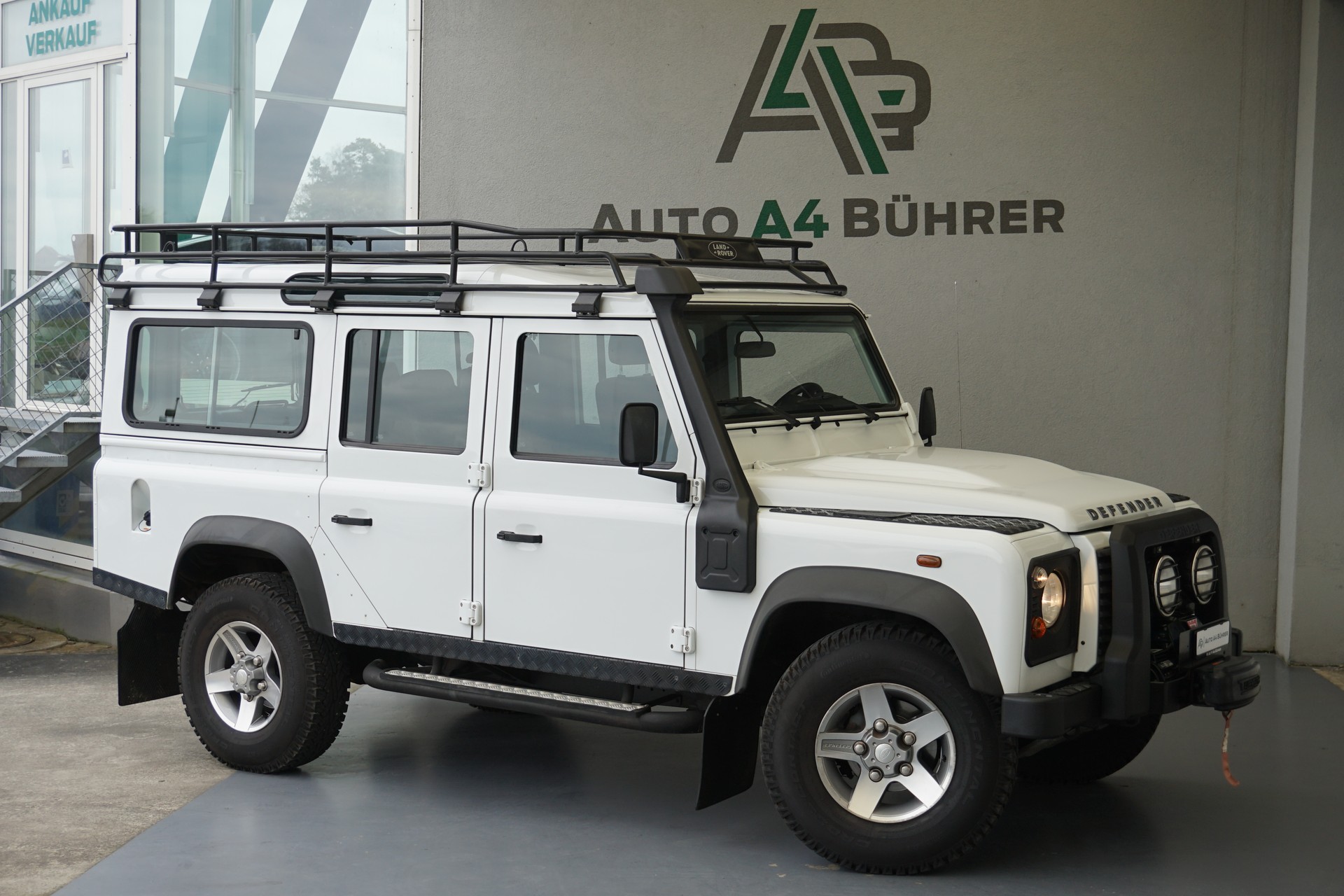 LAND ROVER Defender 110 2.2TD4 SW mit Seilwinde und Dachträger!!-image-1