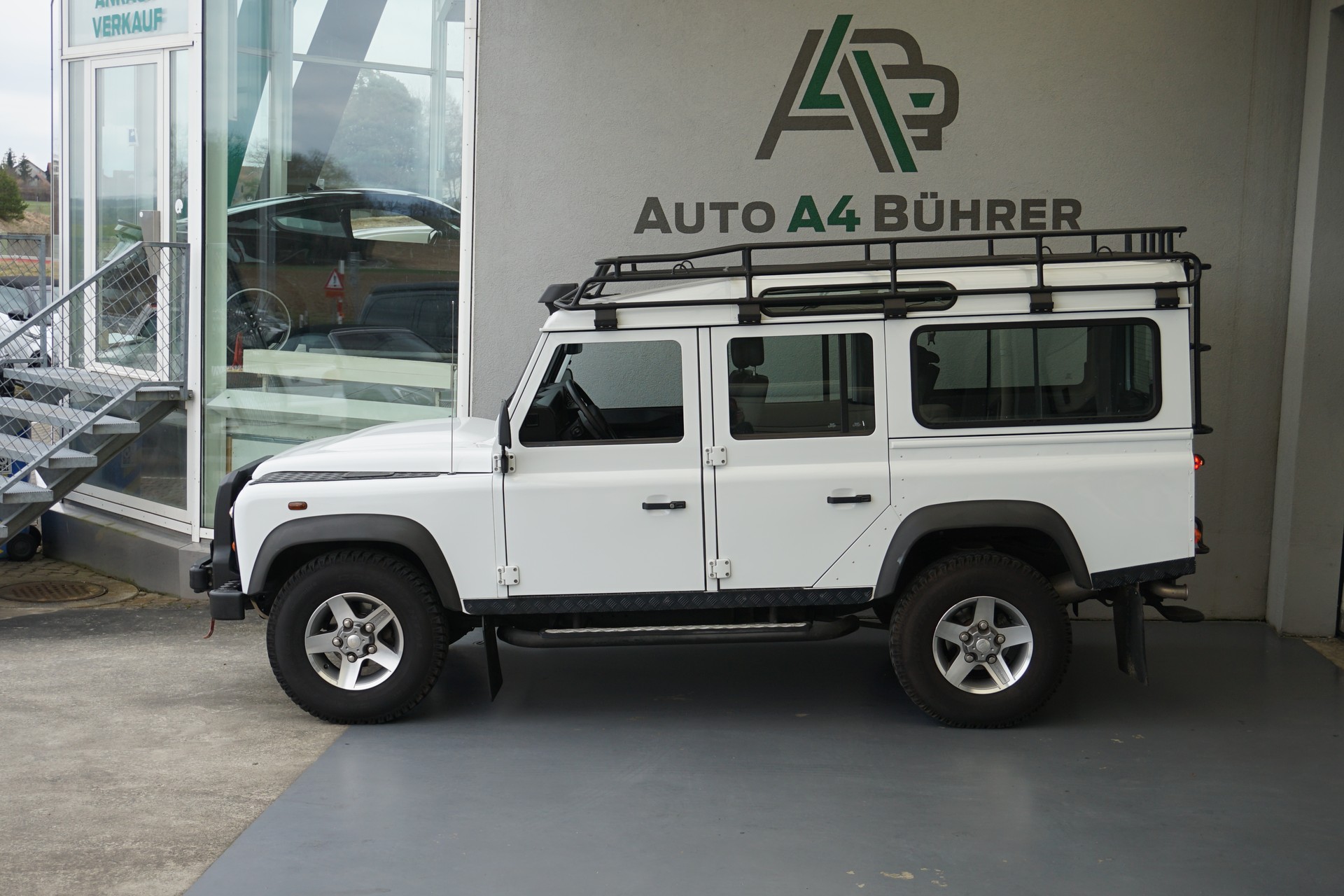 LAND ROVER Defender 110 2.2TD4 SW mit Seilwinde und Dachträger!!-image-0