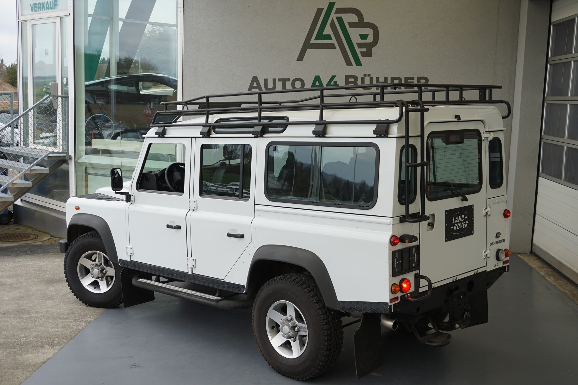 LAND ROVER Defender 110 2.2TD4 SW mit Seilwinde und Dachträger!!-image-5