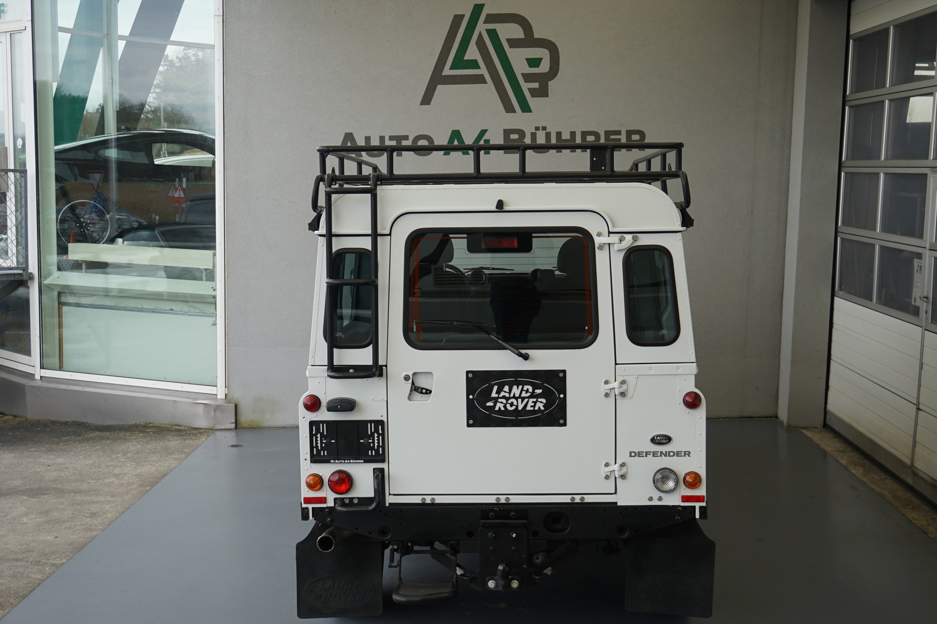 LAND ROVER Defender 110 2.2TD4 SW mit Seilwinde und Dachträger!!-image-9