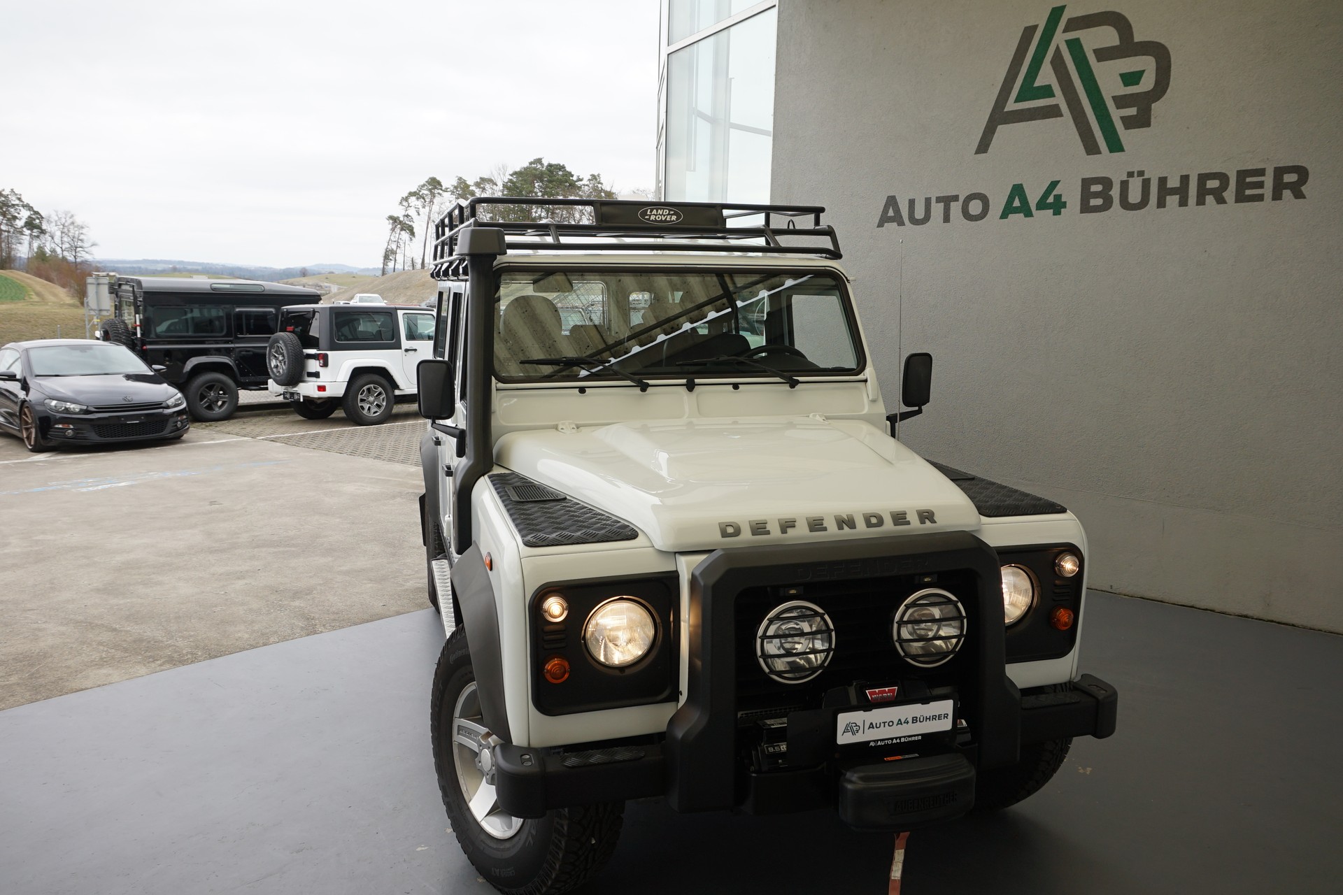 LAND ROVER Defender 110 2.2TD4 SW mit Seilwinde und Dachträger!!-image-2