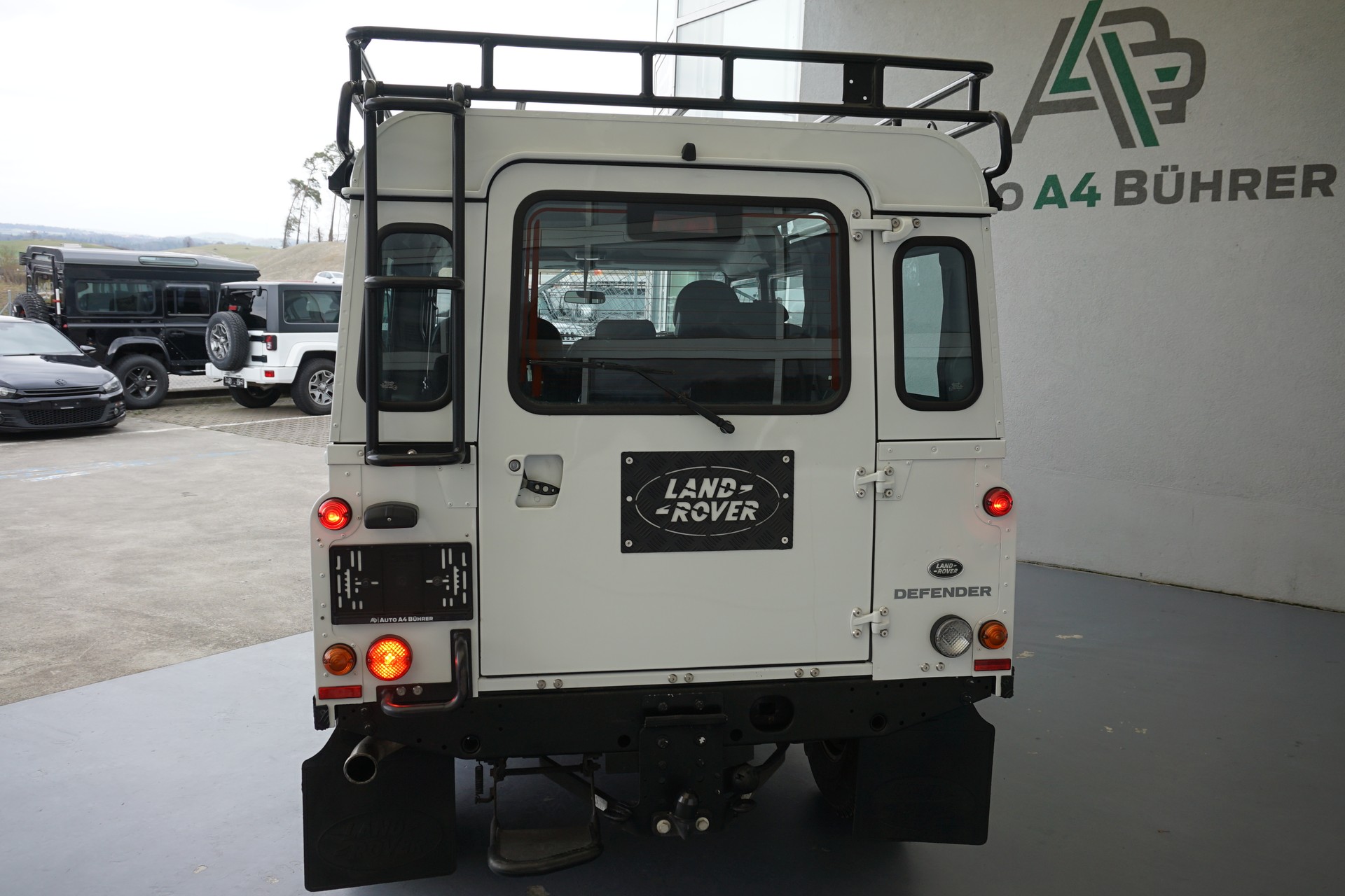 LAND ROVER Defender 110 2.2TD4 SW mit Seilwinde und Dachträger!!-image-6
