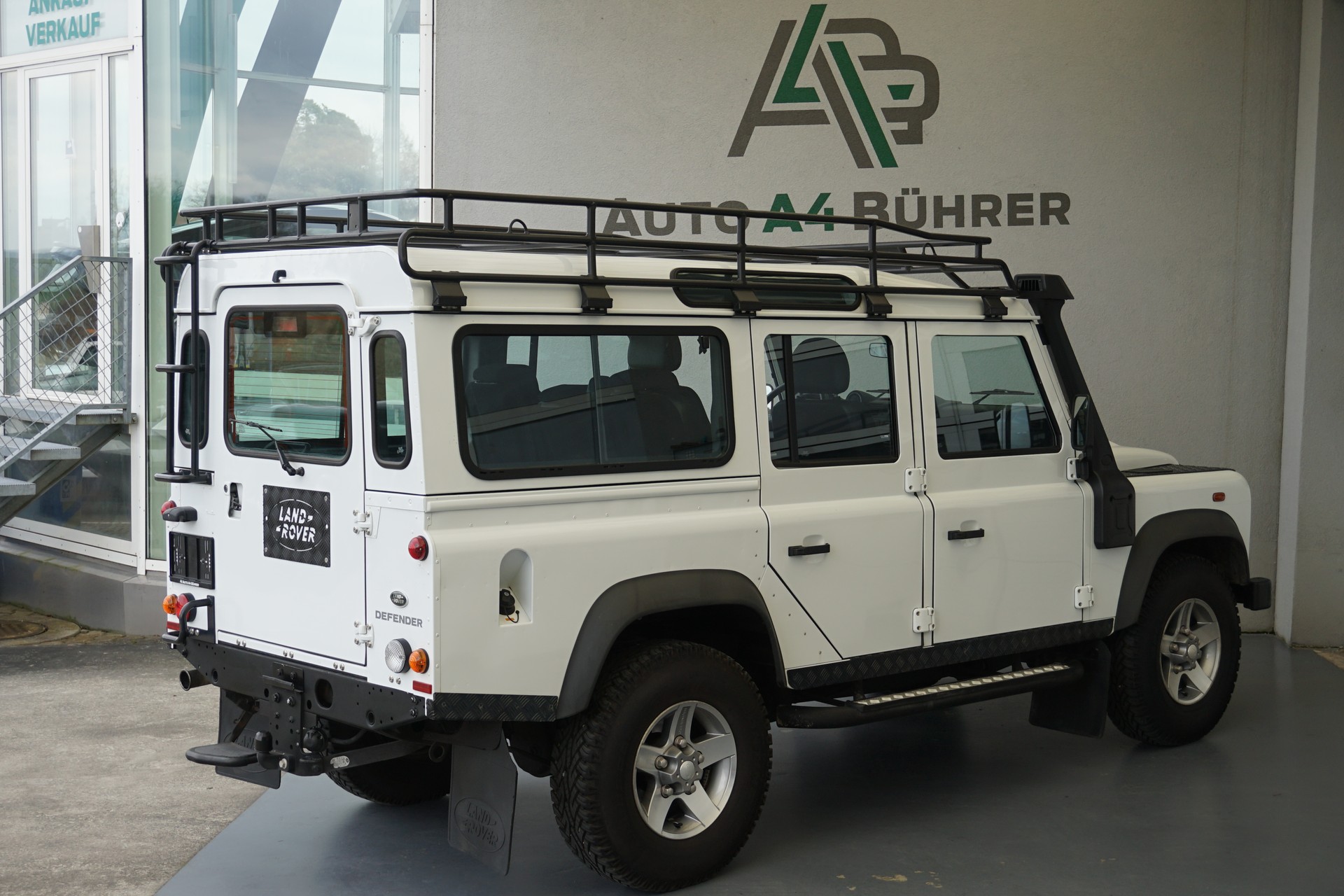 LAND ROVER Defender 110 2.2TD4 SW mit Seilwinde und Dachträger!!-image-7