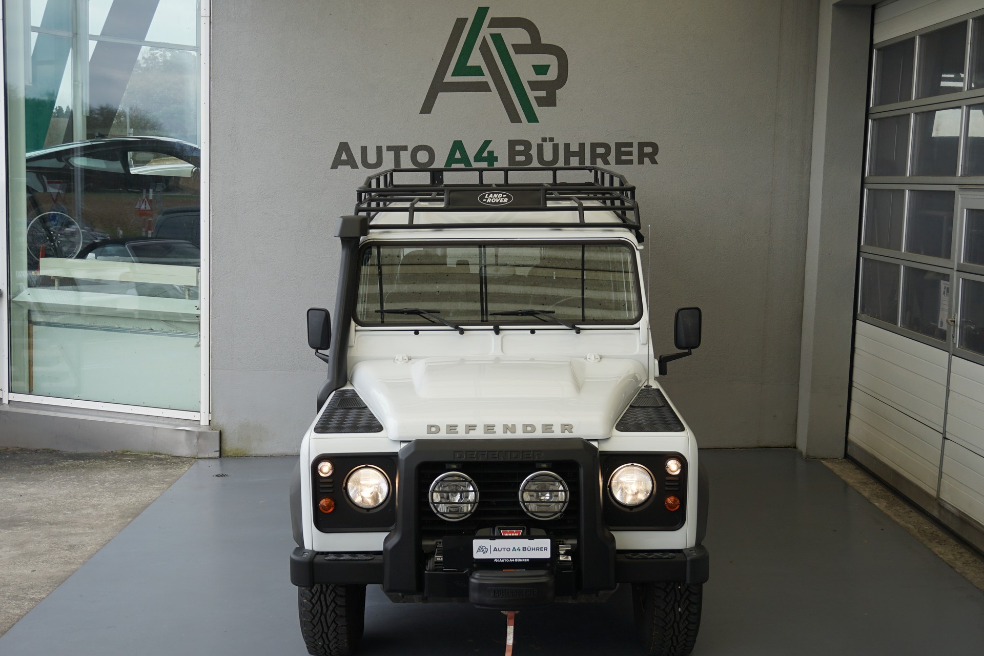 LAND ROVER Defender 110 2.2TD4 SW mit Seilwinde und Dachträger!!-image-8